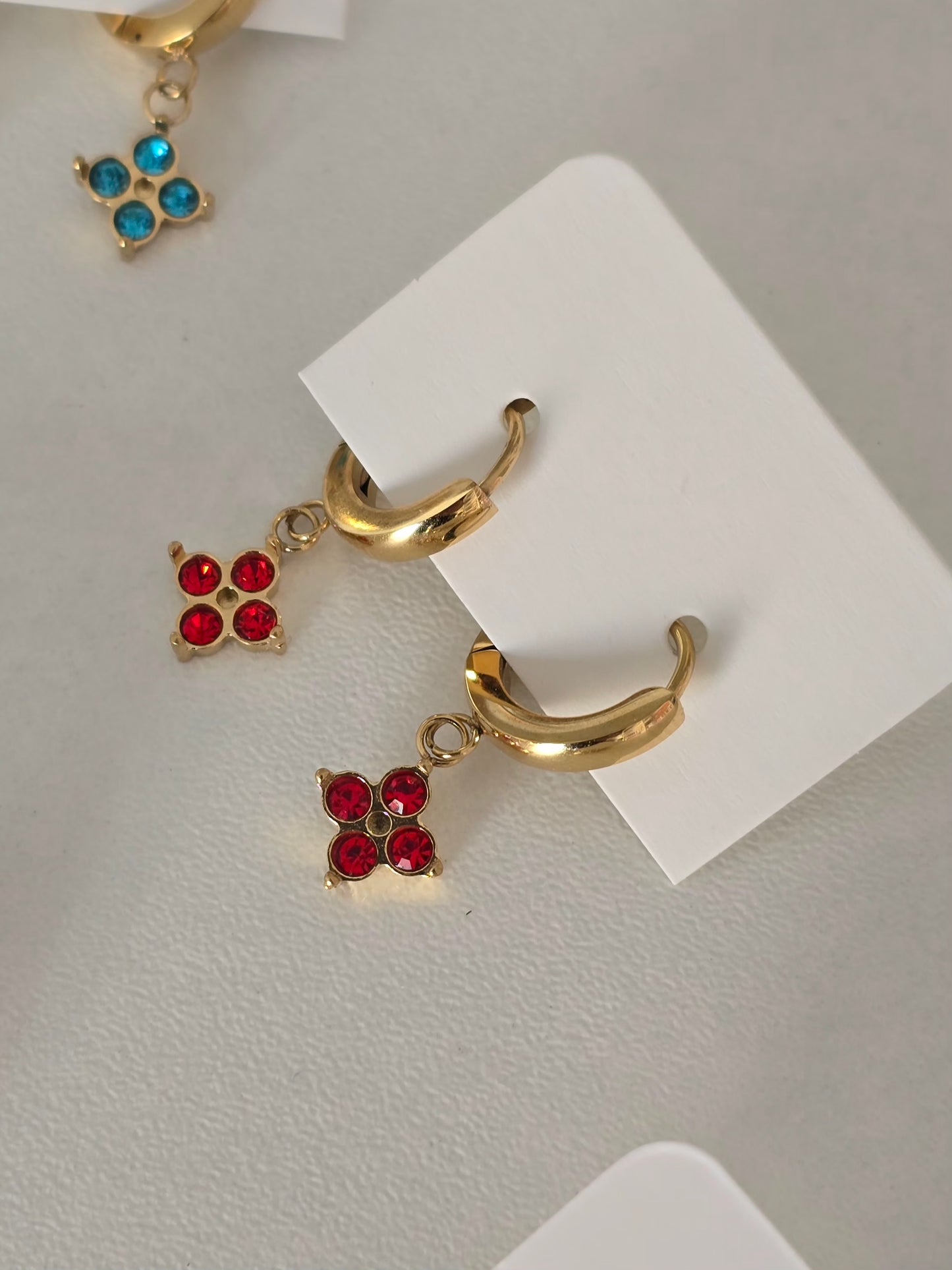Boucles d'oreilles acier inoxydable créole et pendentifs étoile rouge