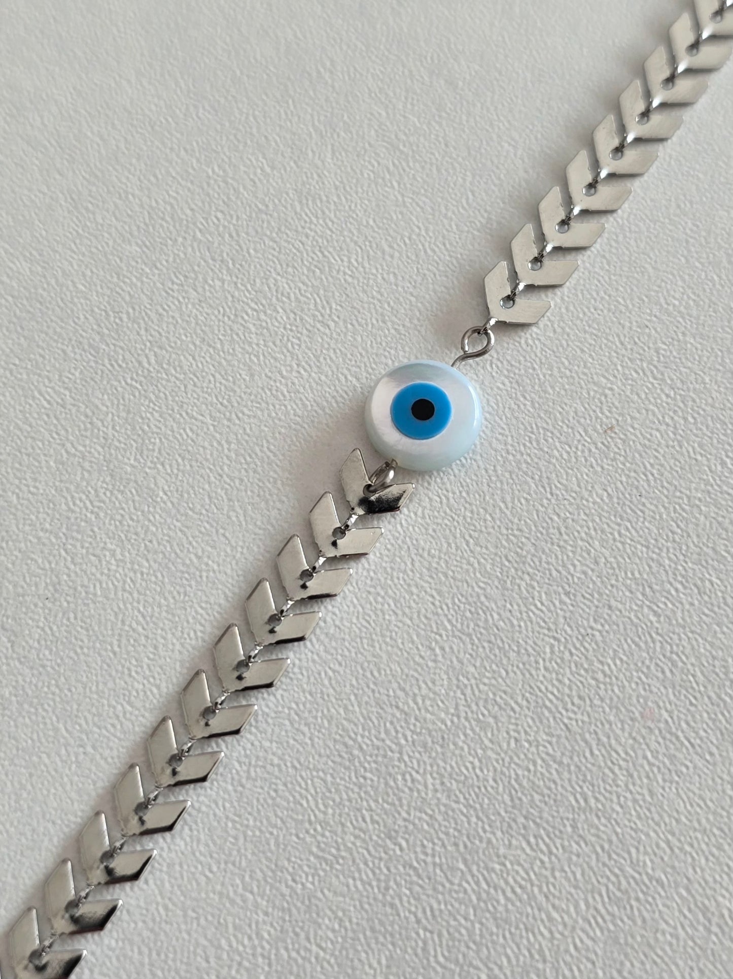 zoom sur le bracelet Nazar argenté avec oeil bleu protecteur