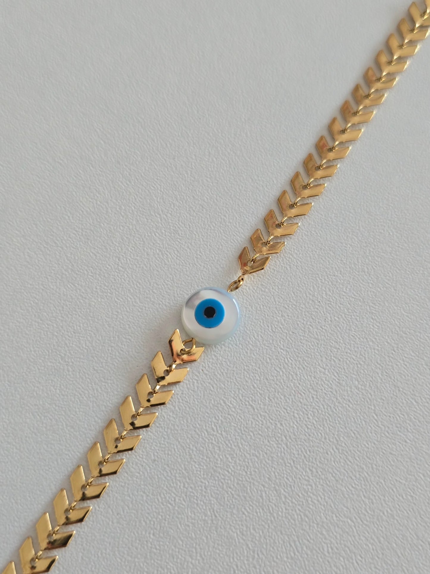 zoom sur le bracelet Nazar doré avec oeil bleu porte-bonheur