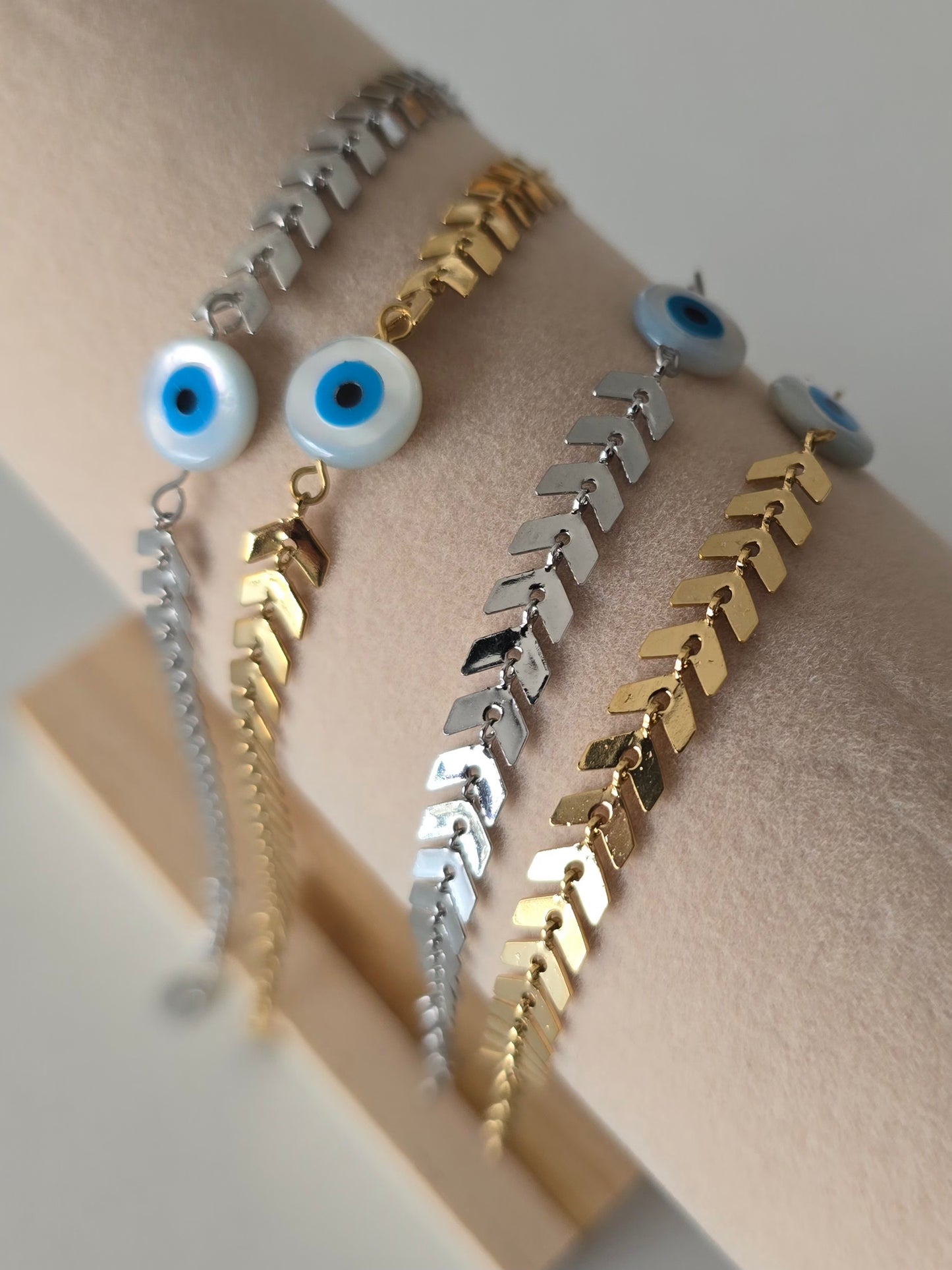 bracelet femme, bijou minimaliste en acier inoxydable avec oeil bleu central