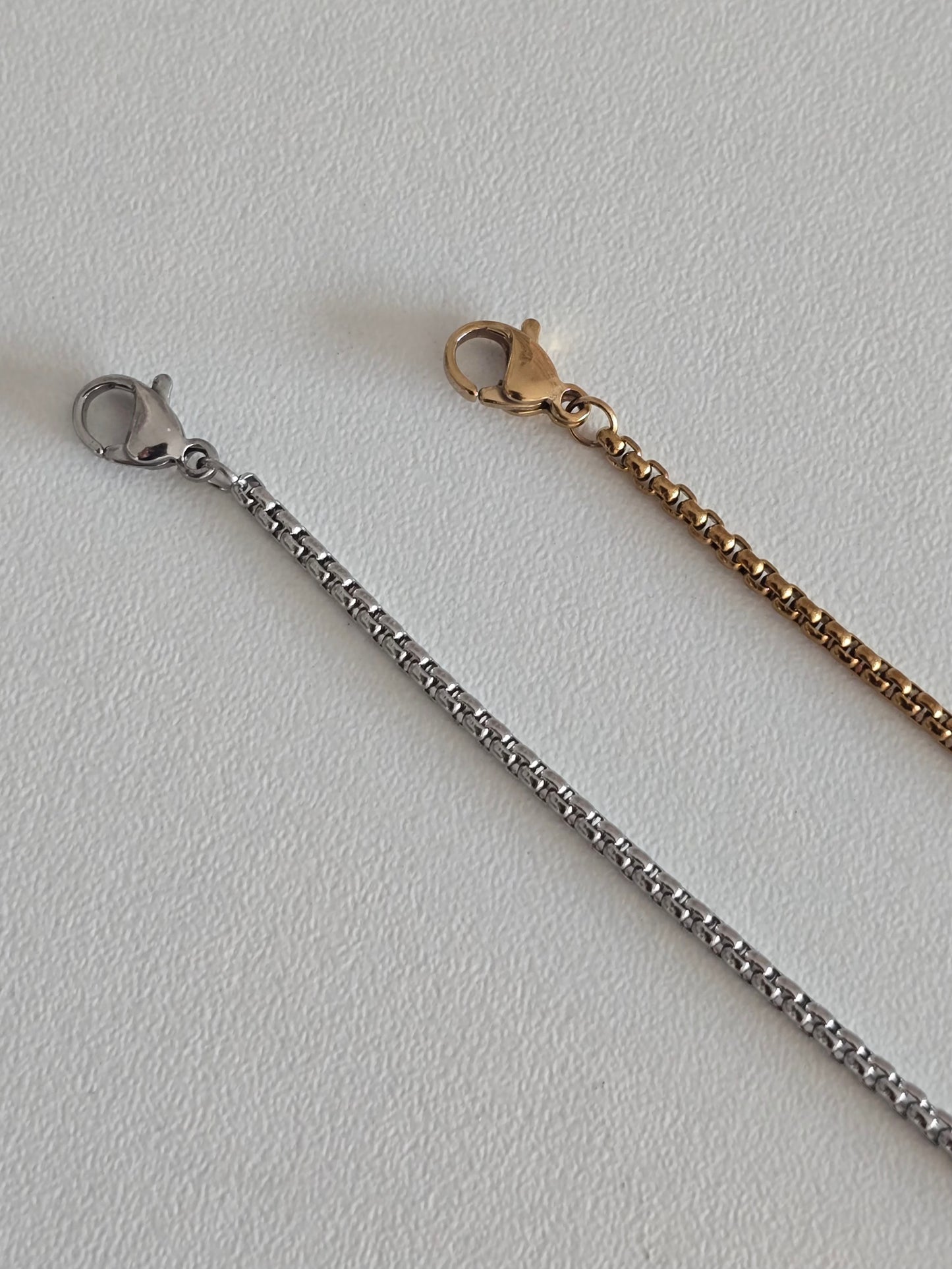 zoom sur le fermoir du bracelet éternia acier inoxydable dispo en argenté ou doré