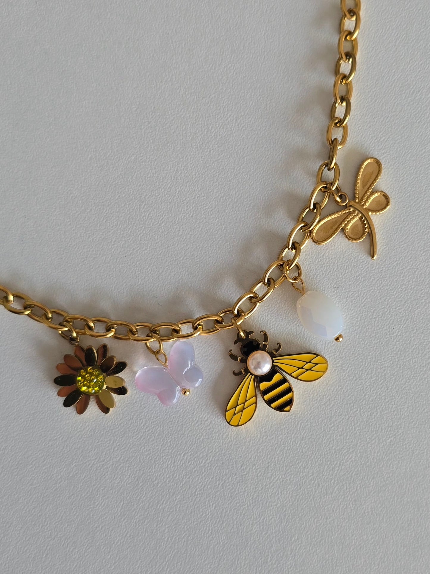 Bracelet doré femme avec abeille émaillée jaune et noire, papillon rose, perle blanche et fleur