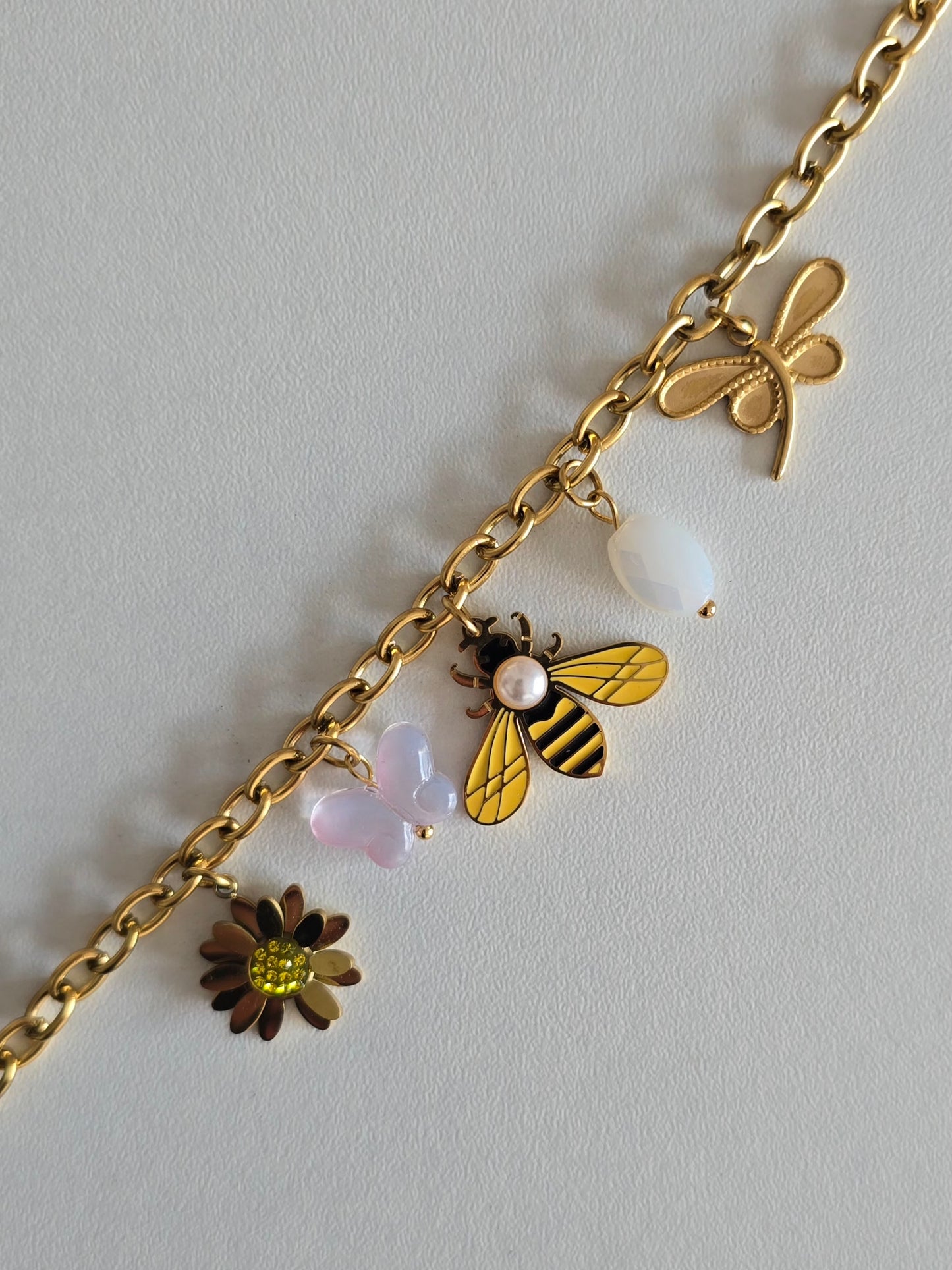 Bracelet Sunny élégant avec charms symboliques inspirés de la nature, acier inoxydable doré
