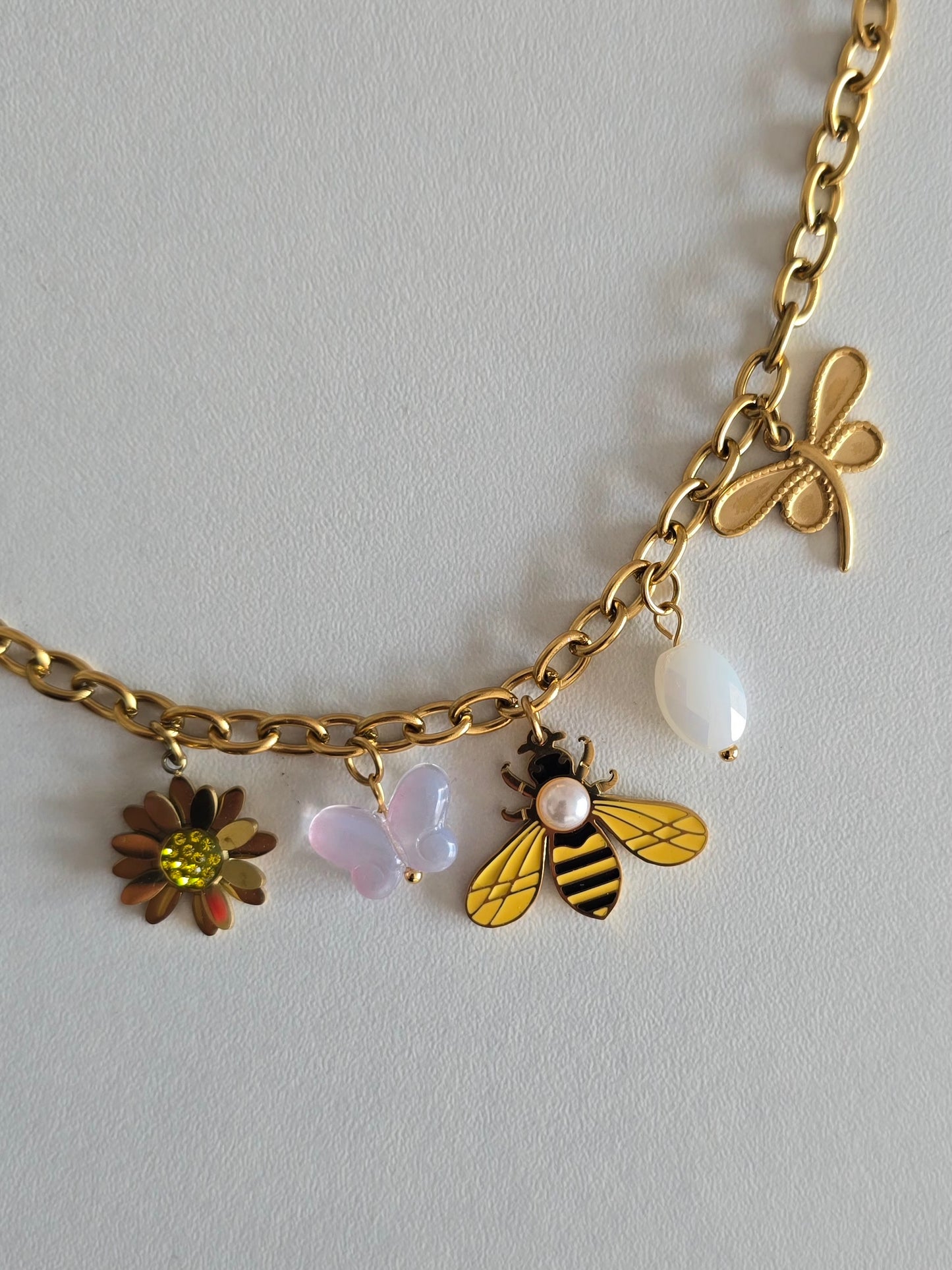 Bracelet doré ajustable en acier inoxydable avec charms en forme d'abeille, papillon, fleur et libellule