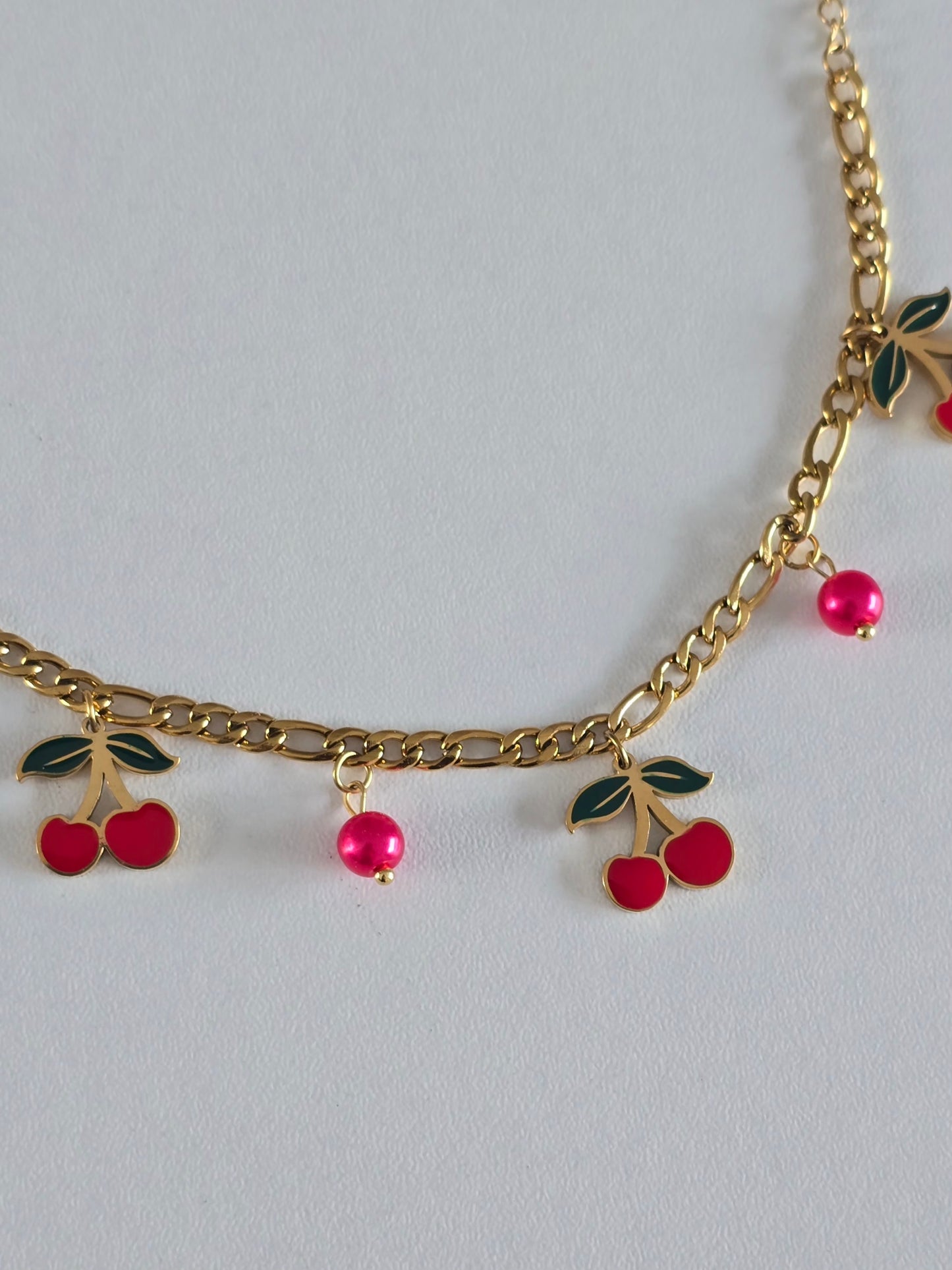 Bijou pour femme, bracelet ajustable avec cerises émaillées et perles fuchsia