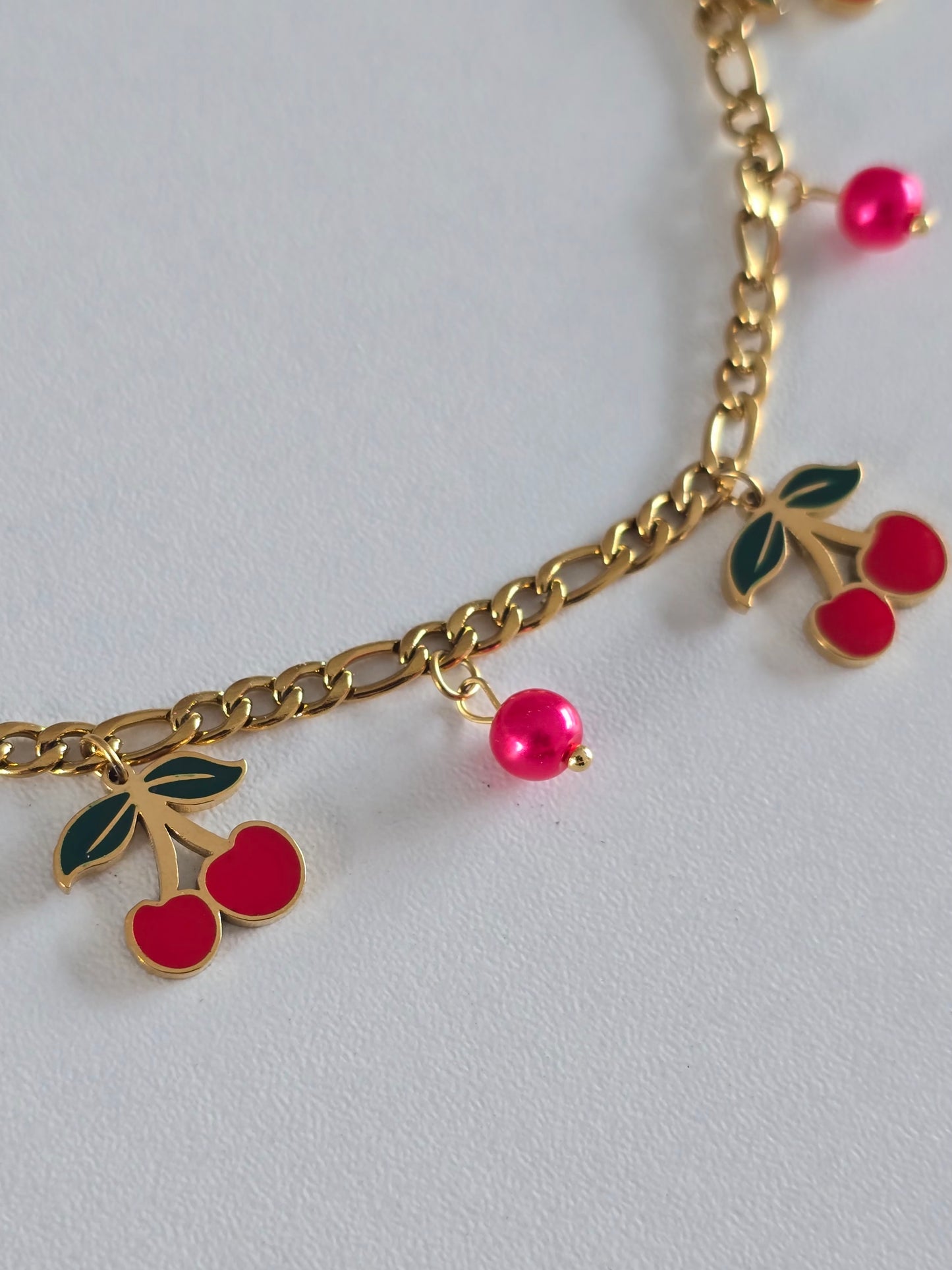 Bracelet tendance doré avec charms cerises et petites perles roses brillante