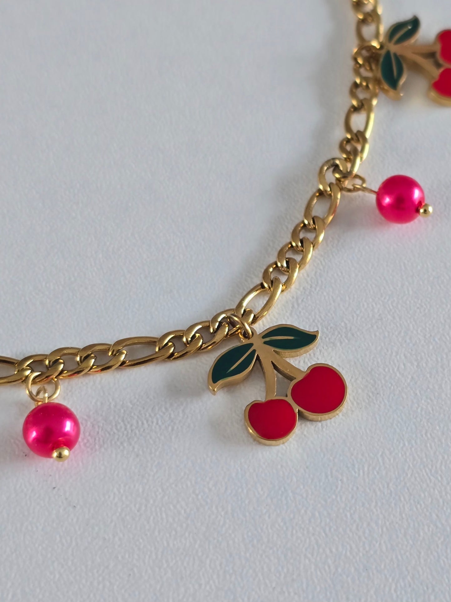 Bracelet Cherry Glam fruité et glamour, idéal pour une look estival féminin