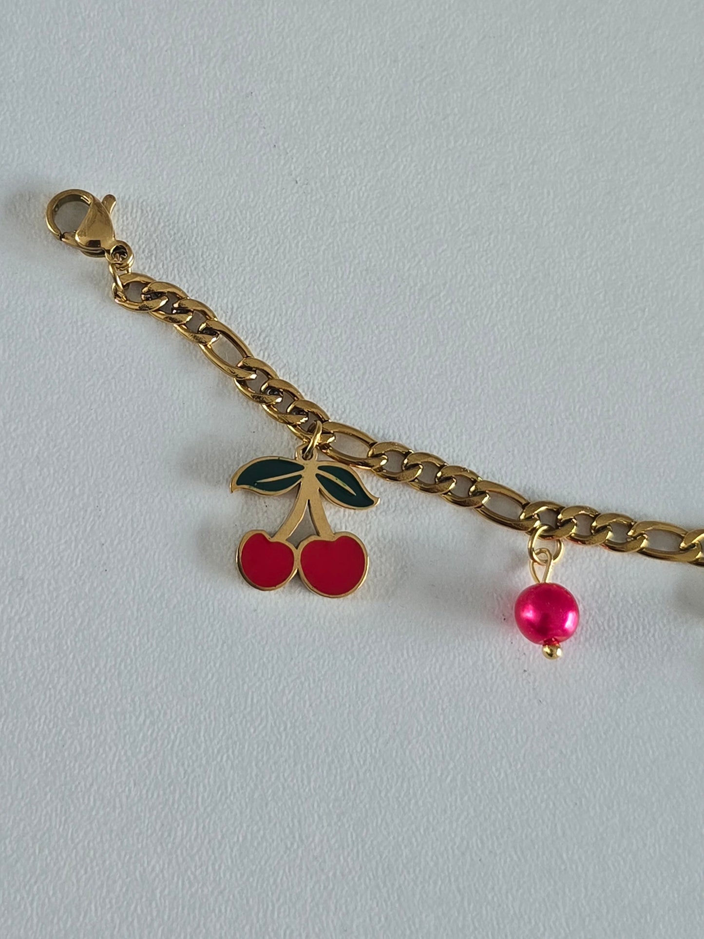 Bracelet doré ajustable avec perles roses et pendentifs cerises gourmandes