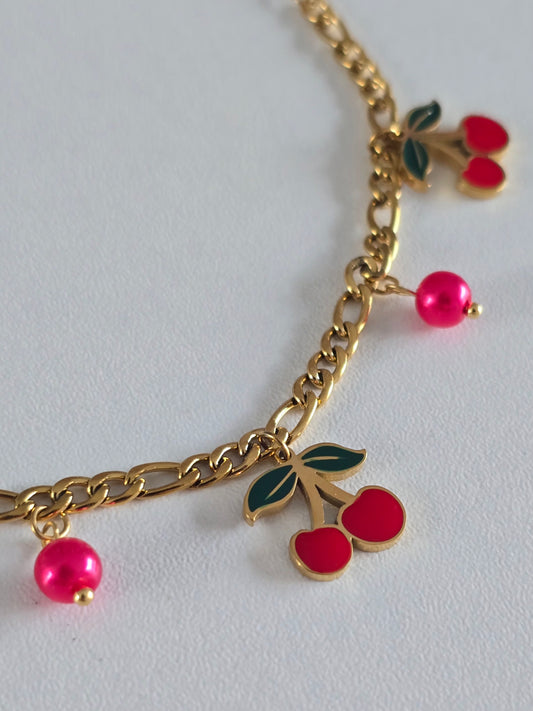Bracelet mode Cherry Glam, acier doré, cerises rouges et perles fuchsia élégantes