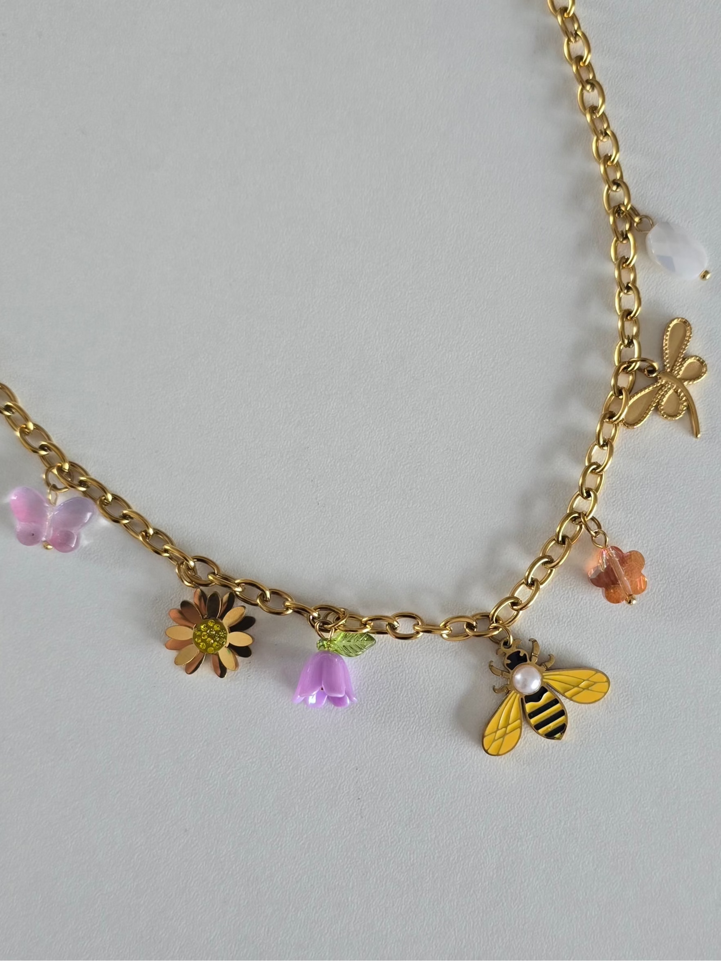 Collier doré ajustable orné de charms colorés inspirés de la nature
