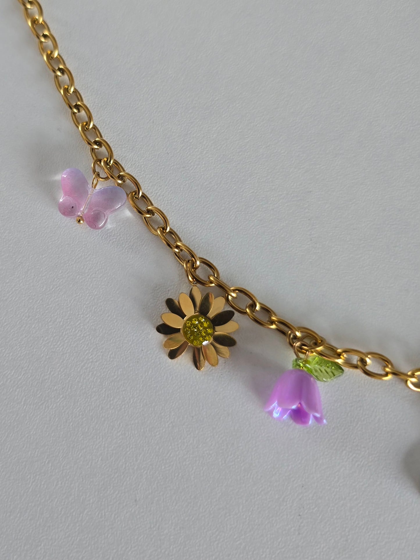 Bijou femme, collier doré avec pendentifs papillon rose, fleur jaune et abeille