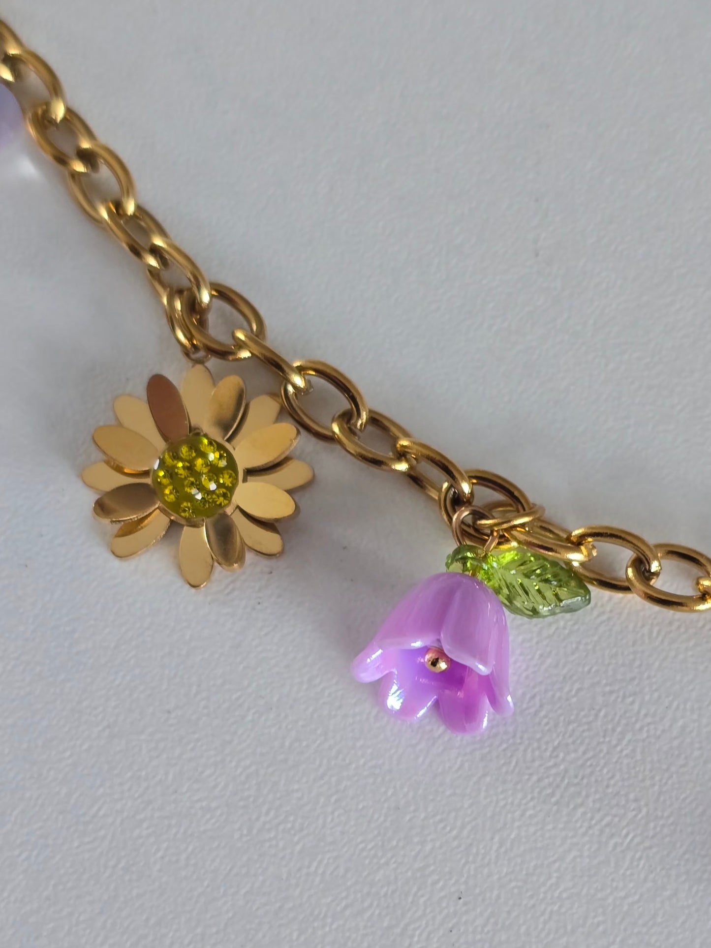 collier doré avec abeille émaillée jaune, fleurs colorées et perle blanche