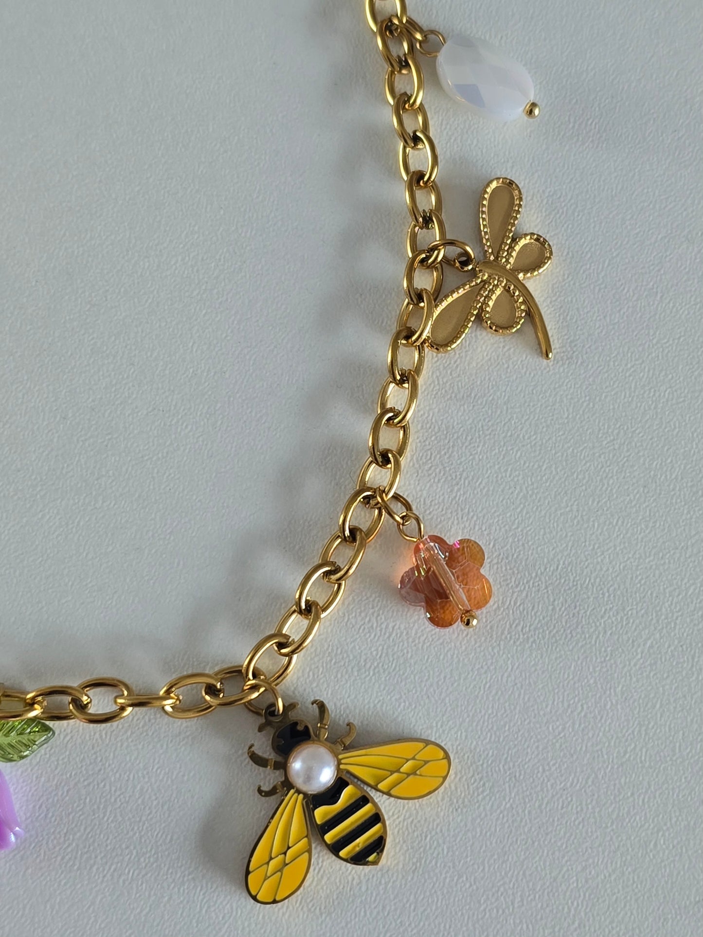 bijou femme nature, collier sunny orné de fleurs, libellule et papillon