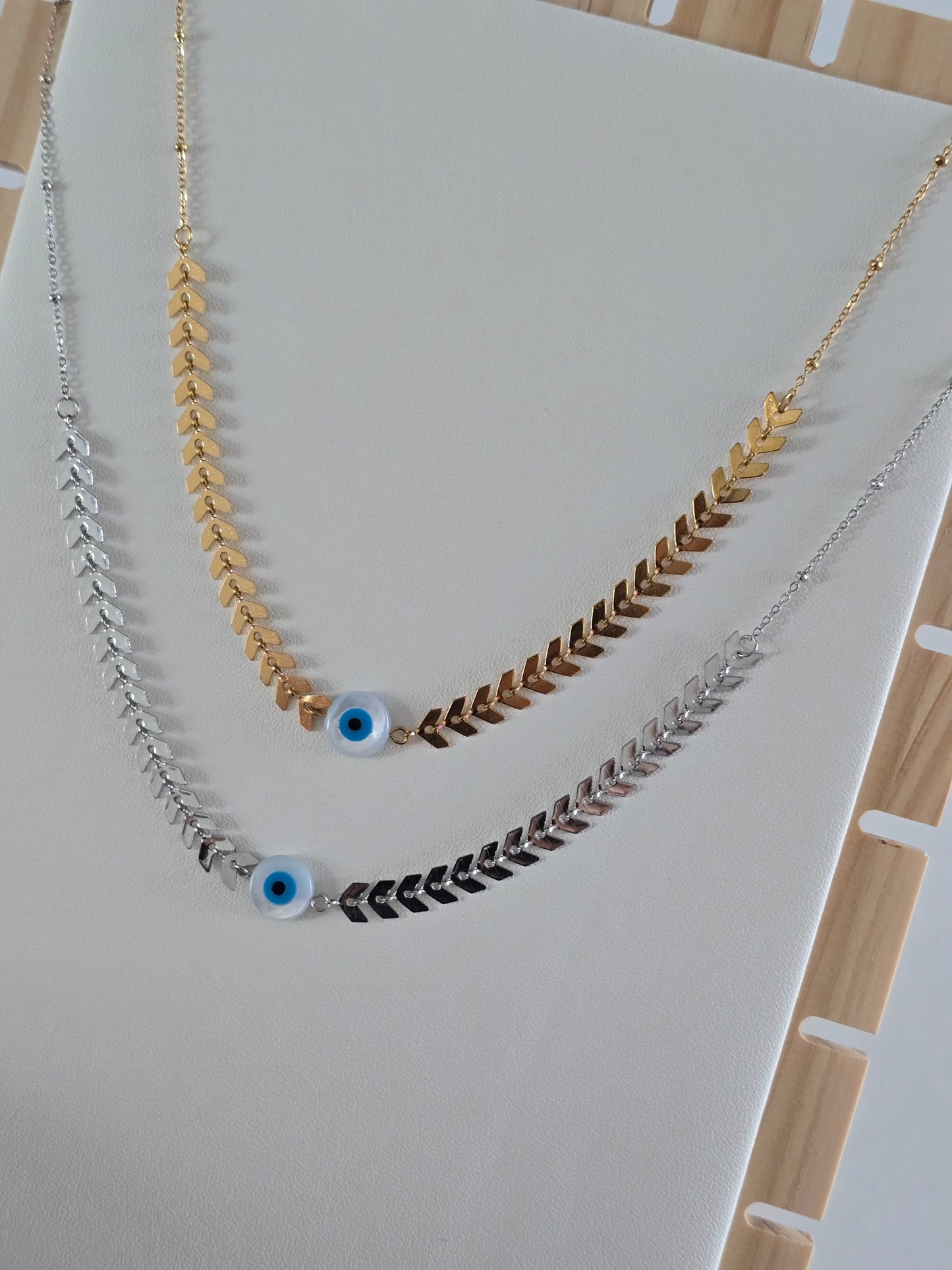collier femme, bijou symbolique avec oeil bleu protecteur et chaîne chevrons épi