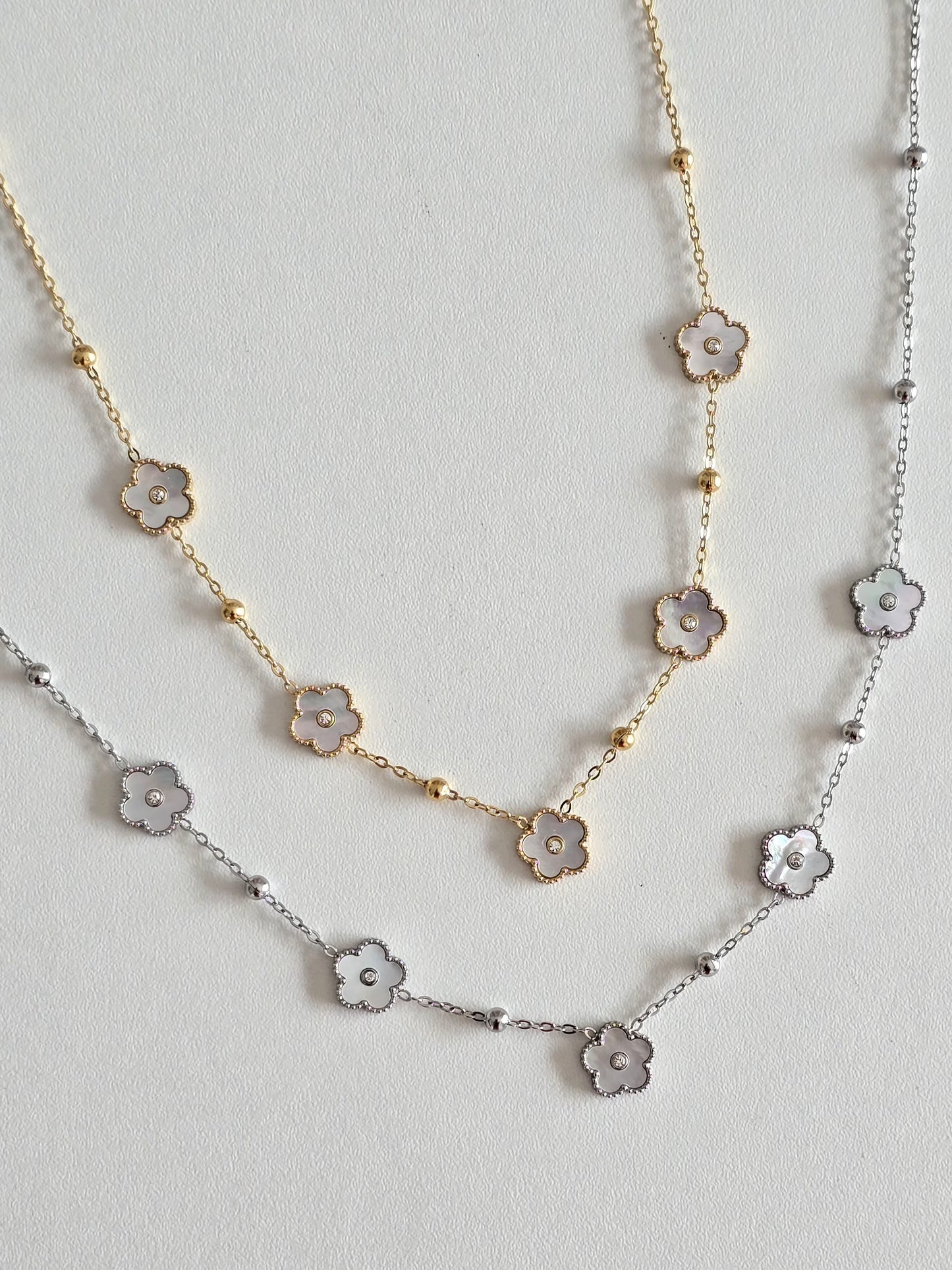 collier argenté ou doré élégant avec fleurs