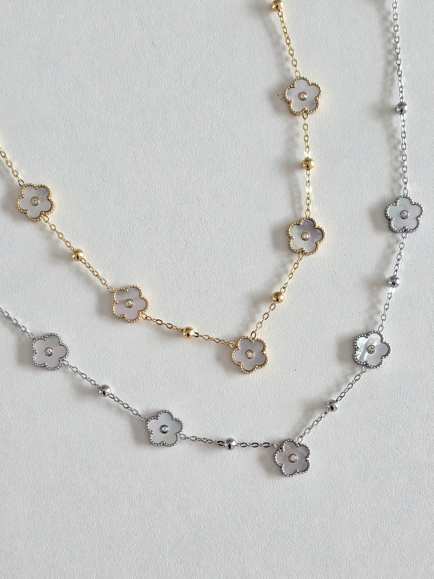 collier avec fleurs et strass scintillants