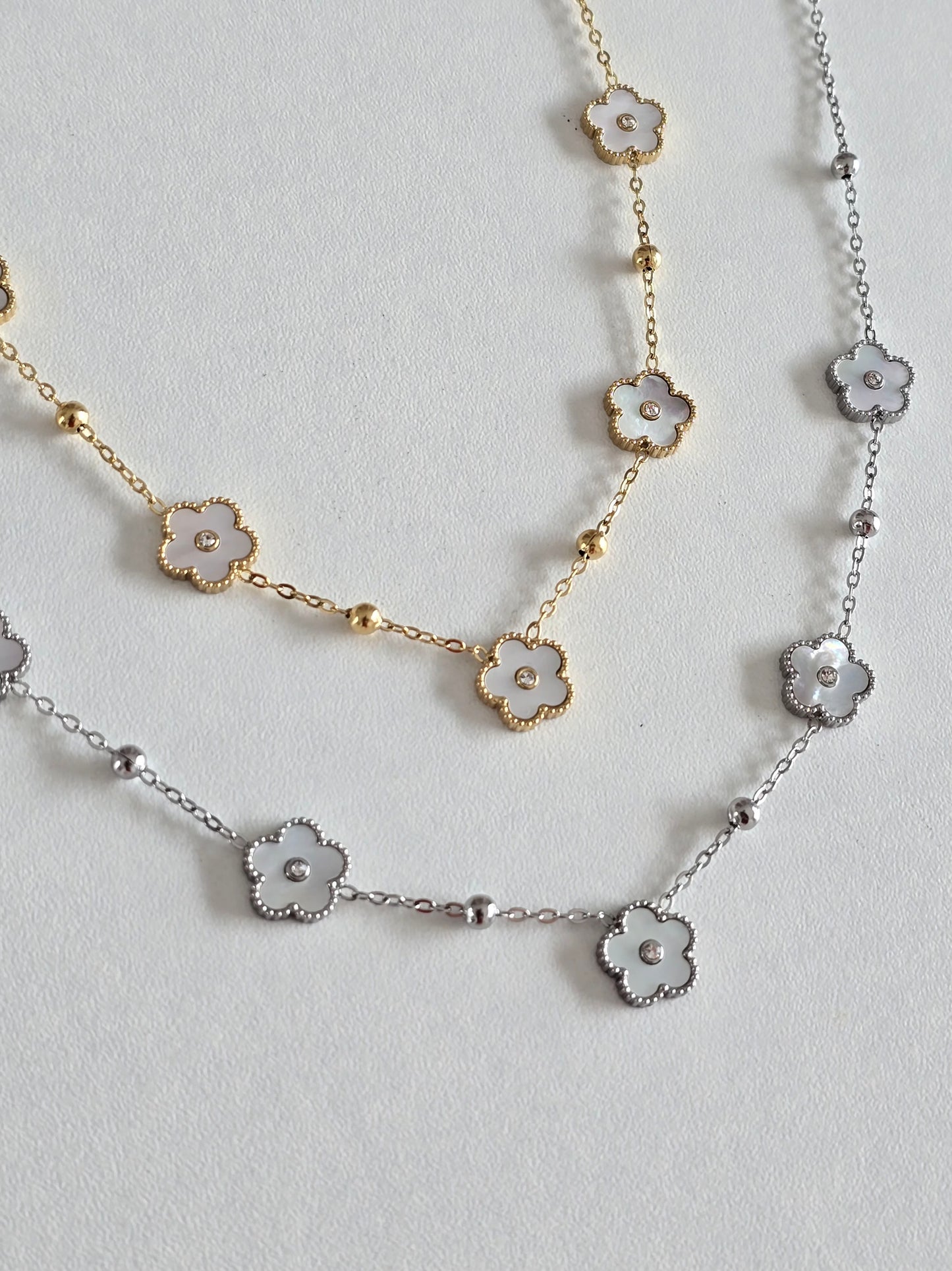 collier acier inoxydable, fleurs délicates et strass au milieu