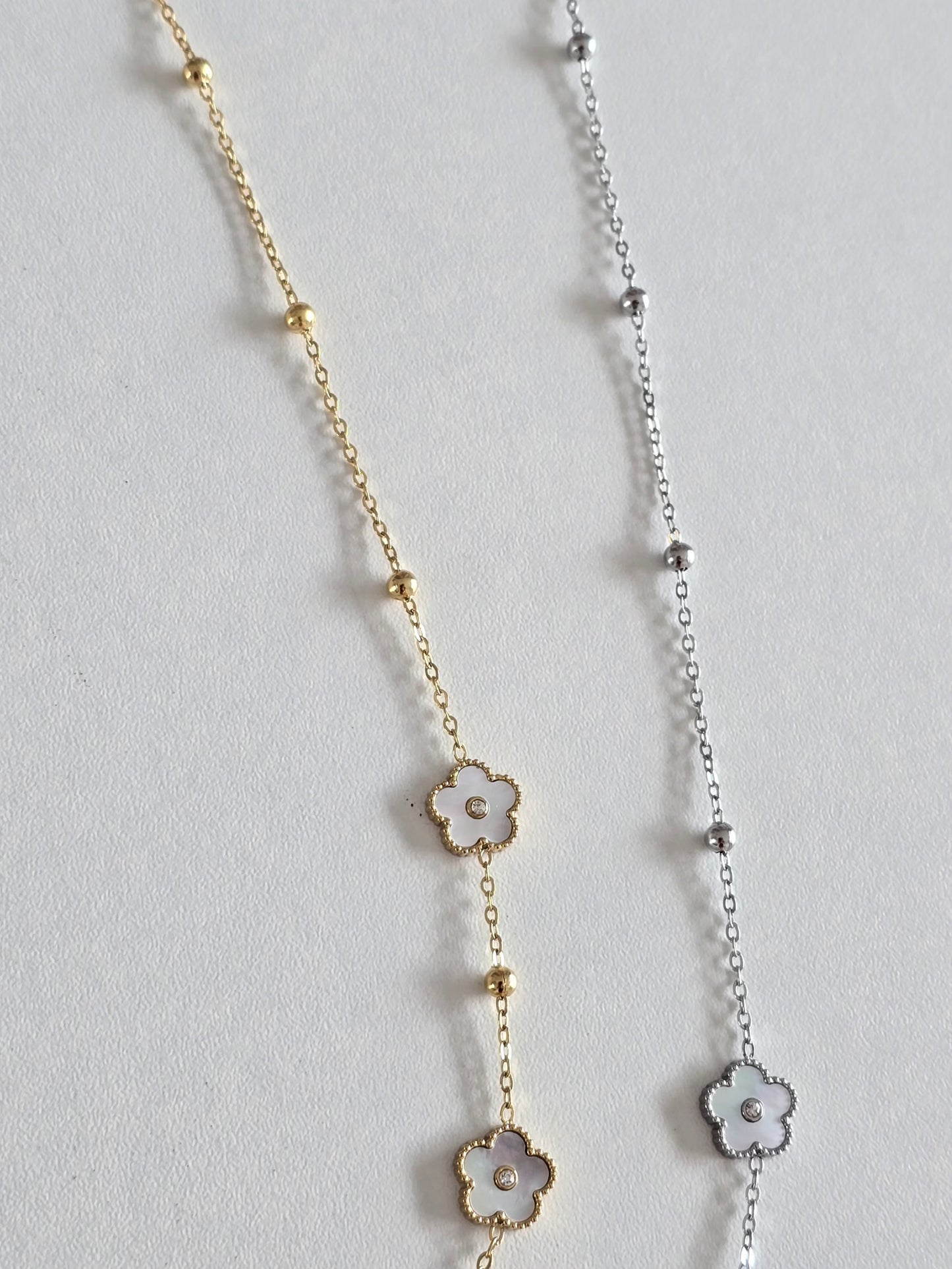 collier chic et féminin en acier inoxydable, modèle avec fleurs et perles fines
