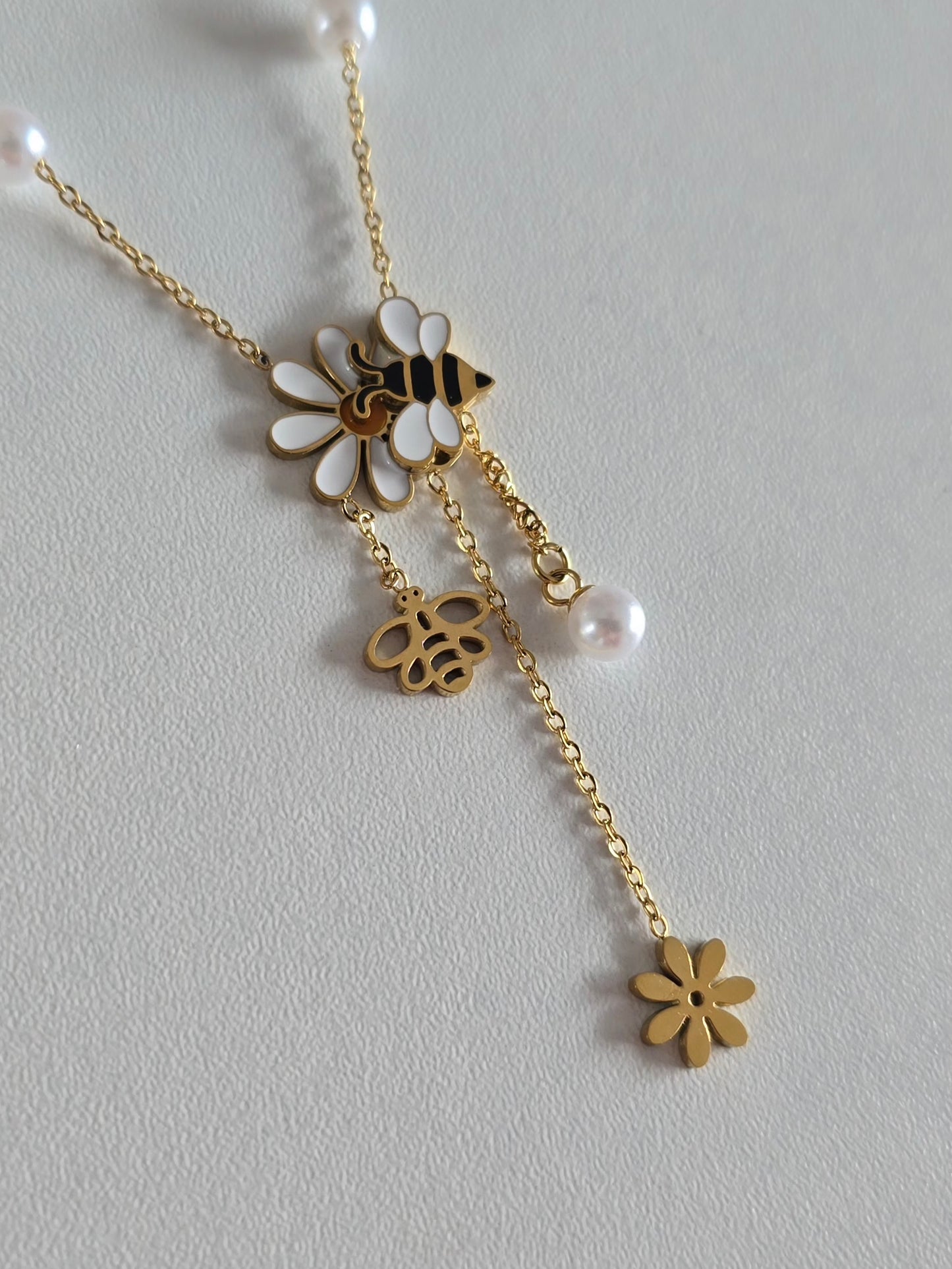 collier ras de cou doré avec pendentif abeille et fleur émaillée