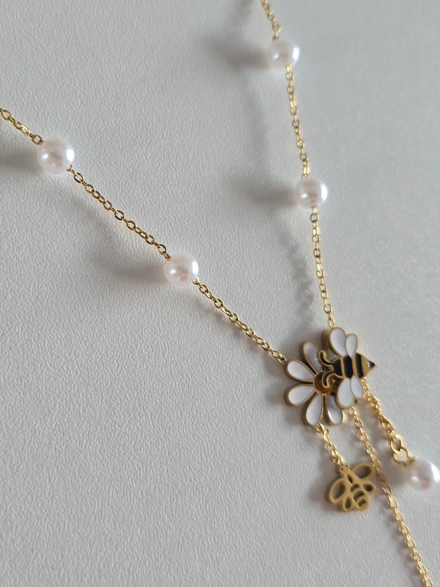 zoom sur les détails du collier Flora : perle nacrée