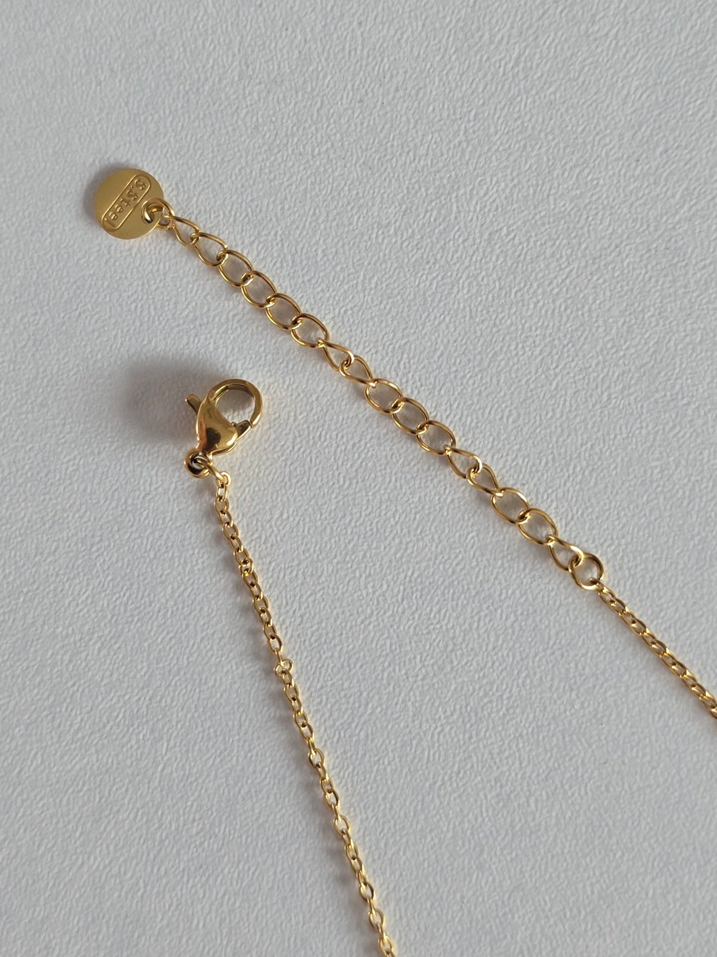 fermoir mousqueton doré et rallonge réglable de 5 cm du collier Flora