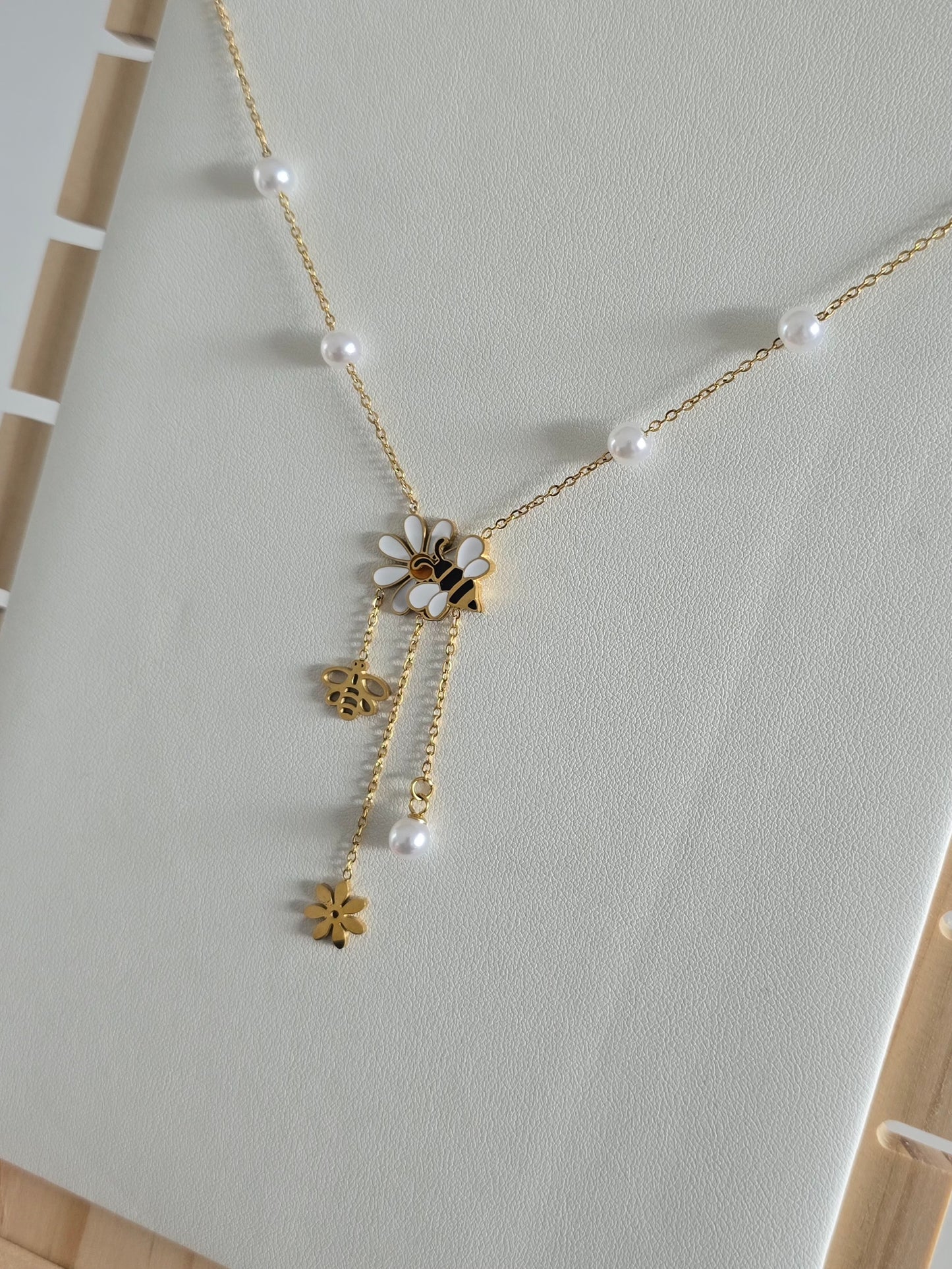 collier délicat avec chaîne dorée et perles nacrées