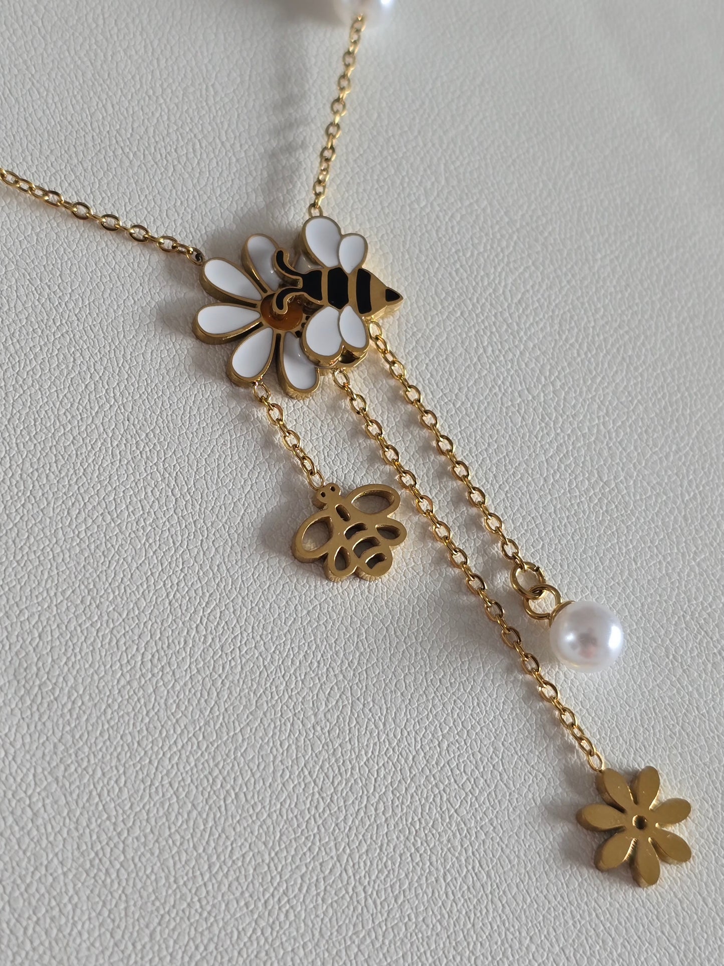 délicat pendentif collier Flora : abeille dorée et fleur ajourée suspendues