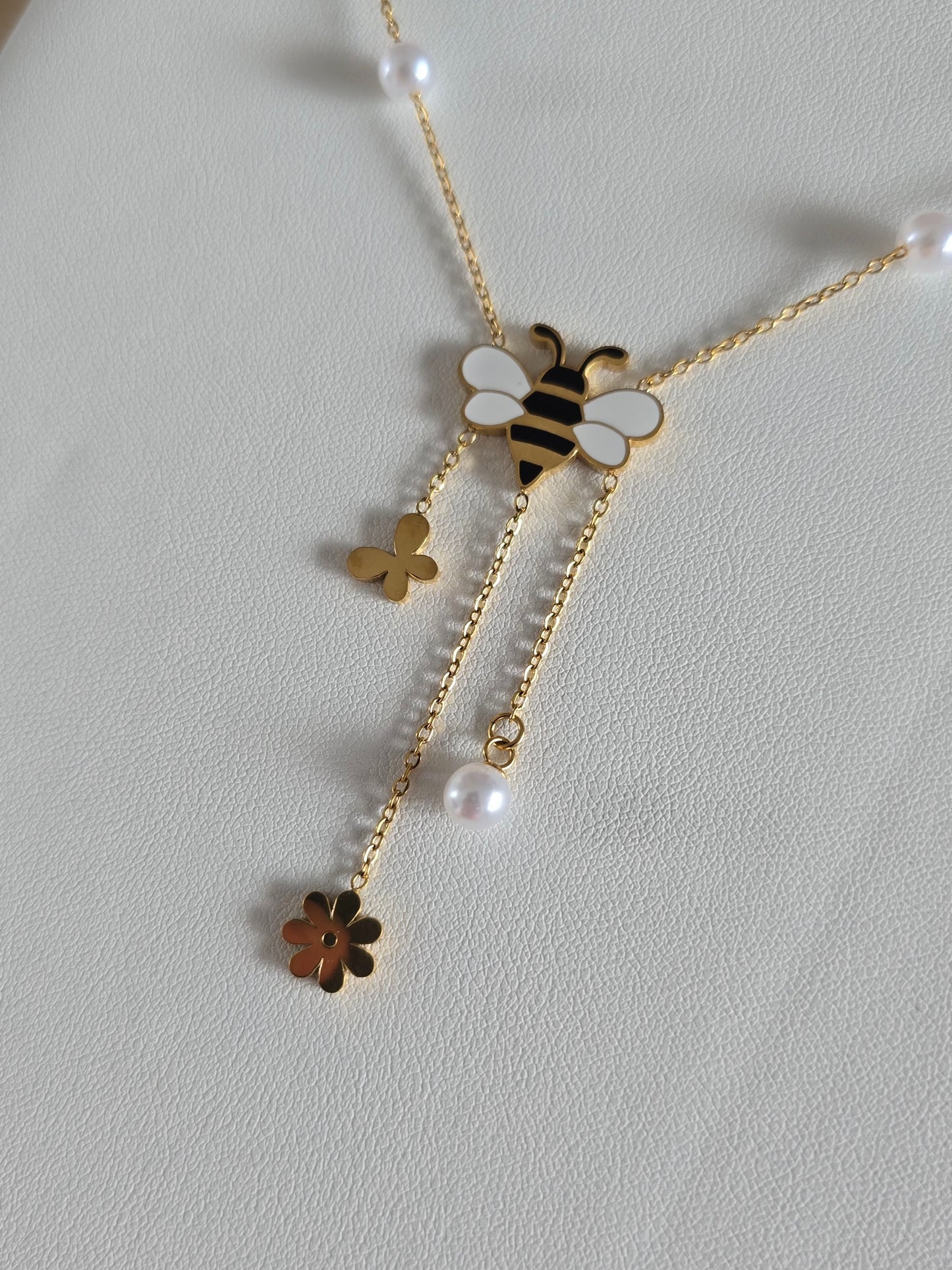 collier élégant en acier inoxydable doré avec papillon, fleur et perle