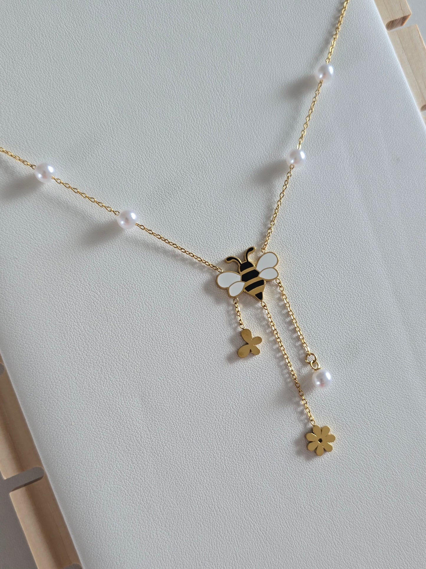 collier ras de cou doré avec pendentif abeille, papillon, fleur et perles blanches