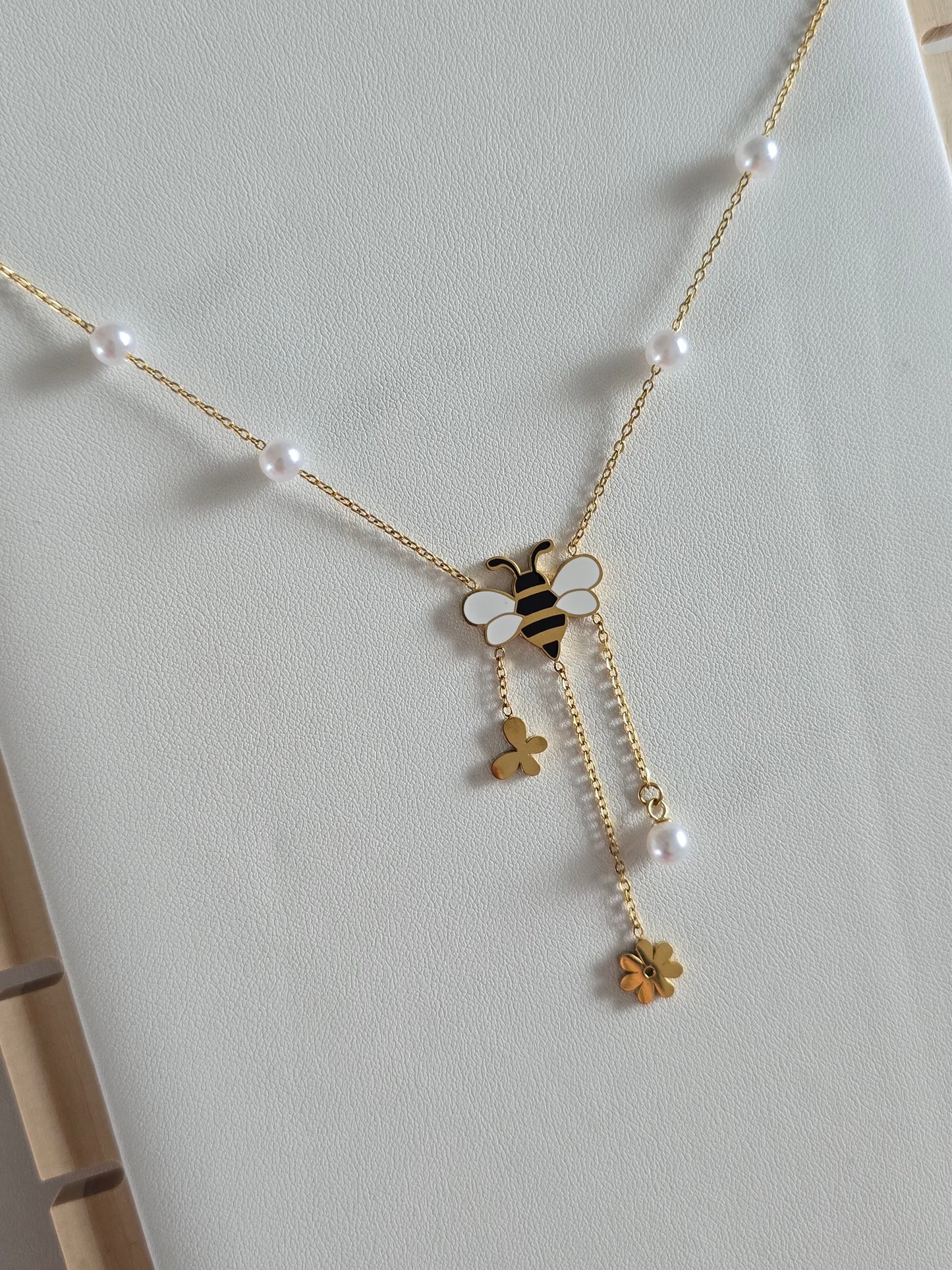 collier ras de cou chic avec perles blanches nacrées