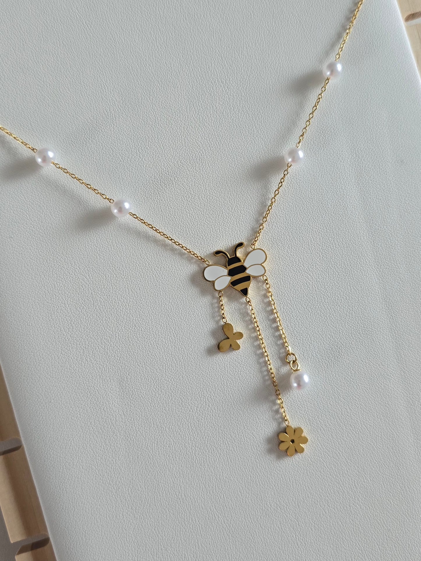 collier avec pendentifs abeille et chaînettes décoratives
