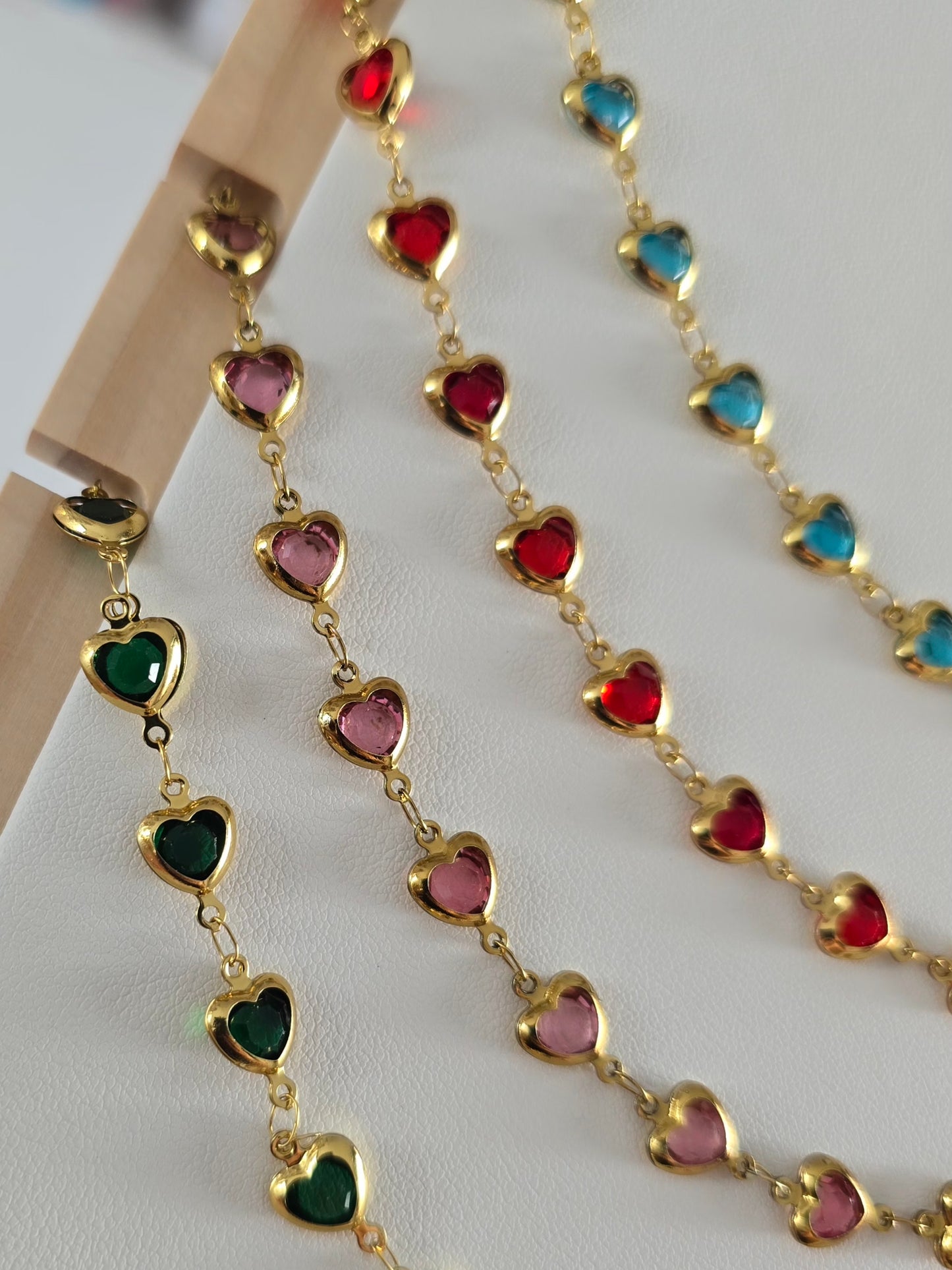 collier acier inoxydable doré, design coeurs roses translucides
