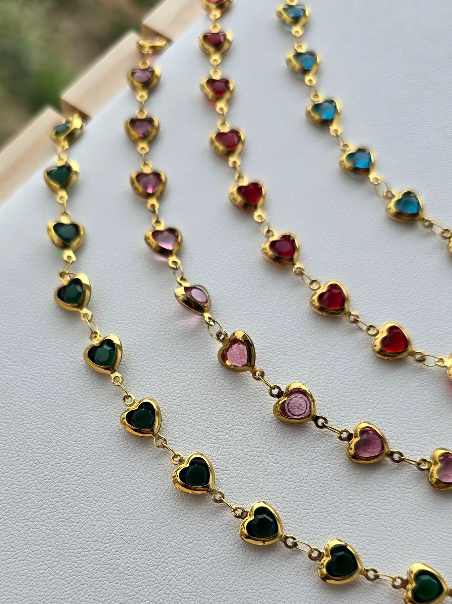 Collier doré à pendentifs coeurs facettés