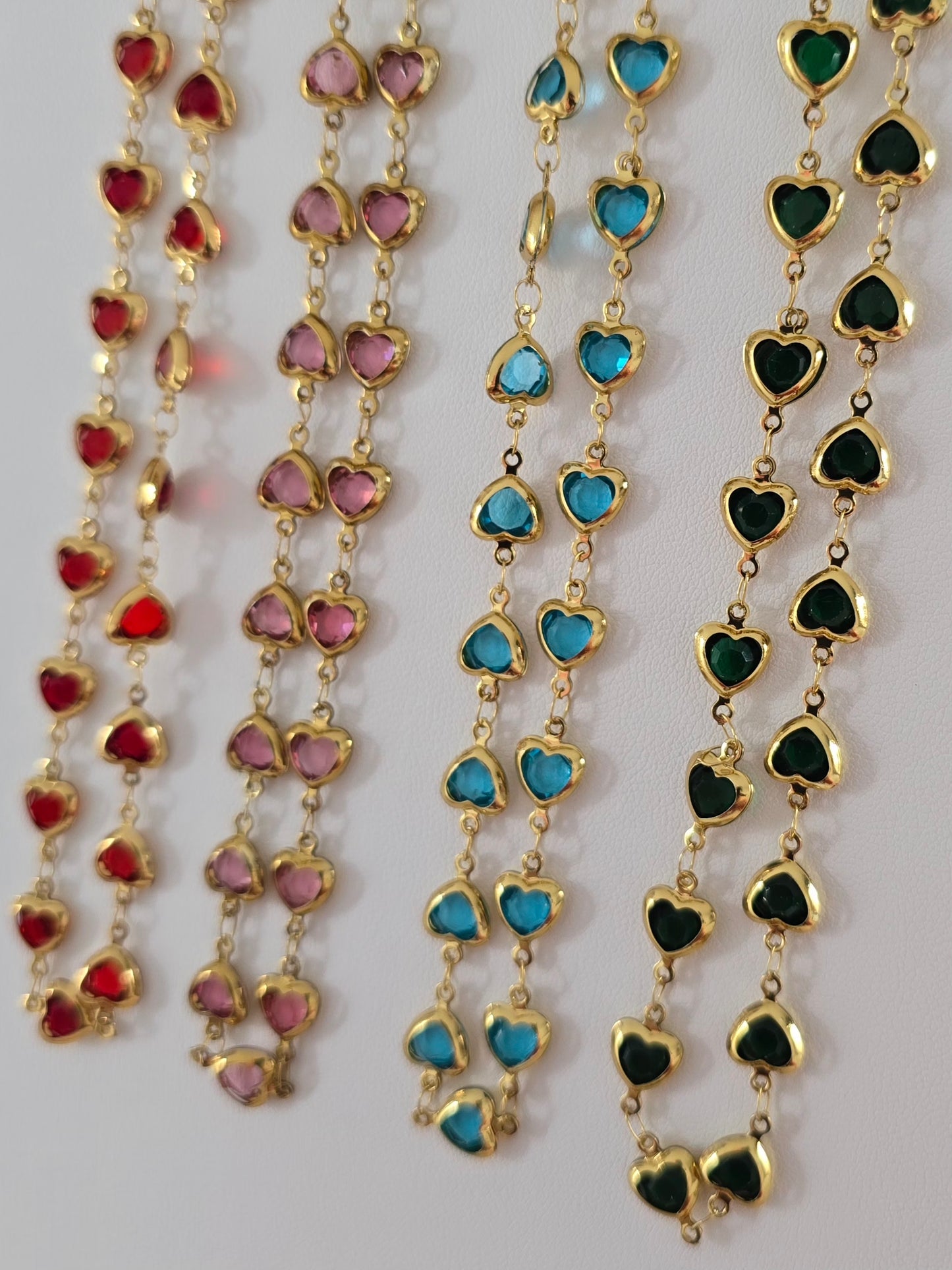 bijou ras de cou doré avec motifs coeurs rose, rouge, bleu ou vert et rallonge réglable