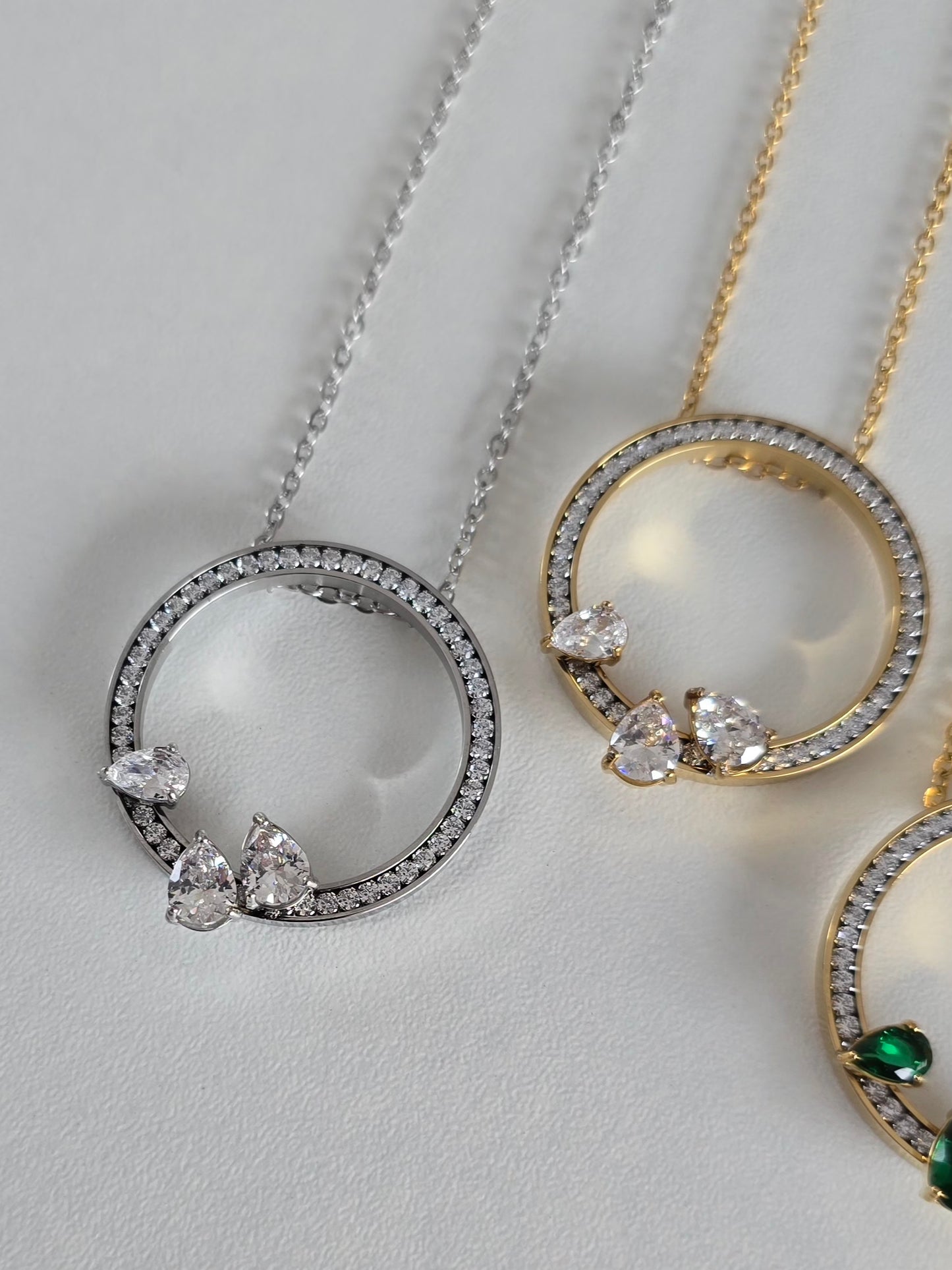 Collier Oriana avec pendentif cercle pavé de strass et cristaux transparent