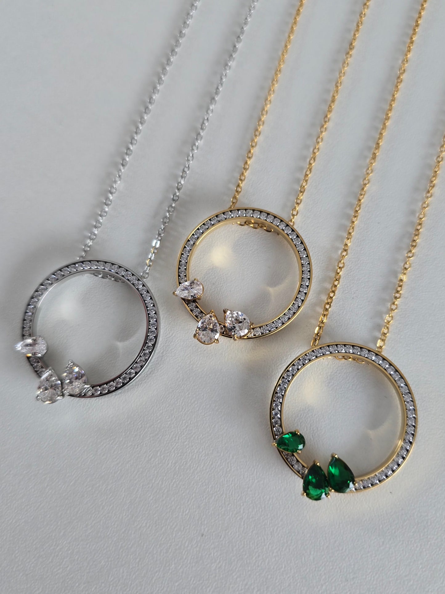 Collier doré avec cercle strass et cristaux transparent en forme de goutte