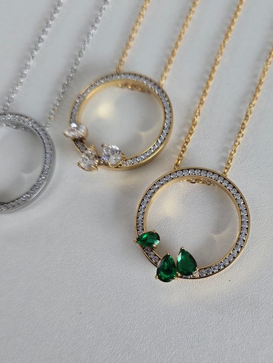 Collier doré/vert avec cercle orné de strass et cristaux verts émeraude