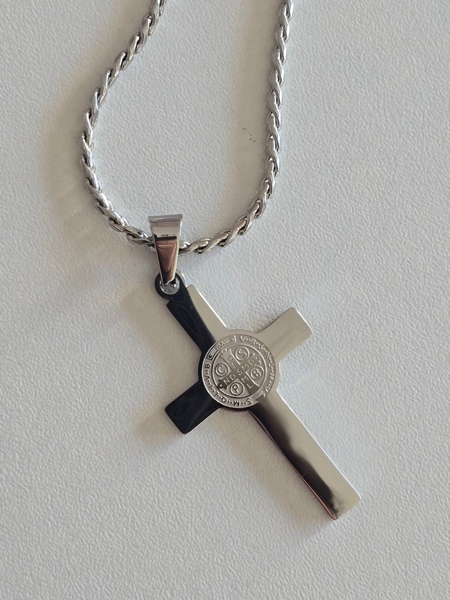 collier homme argenté intemporel avec croix gravée