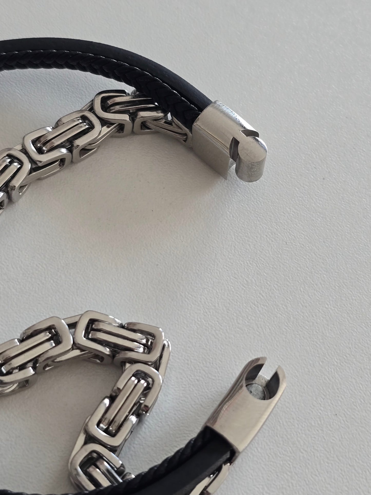 Gros plan du bracelet Fusion avec fermoir aimanté