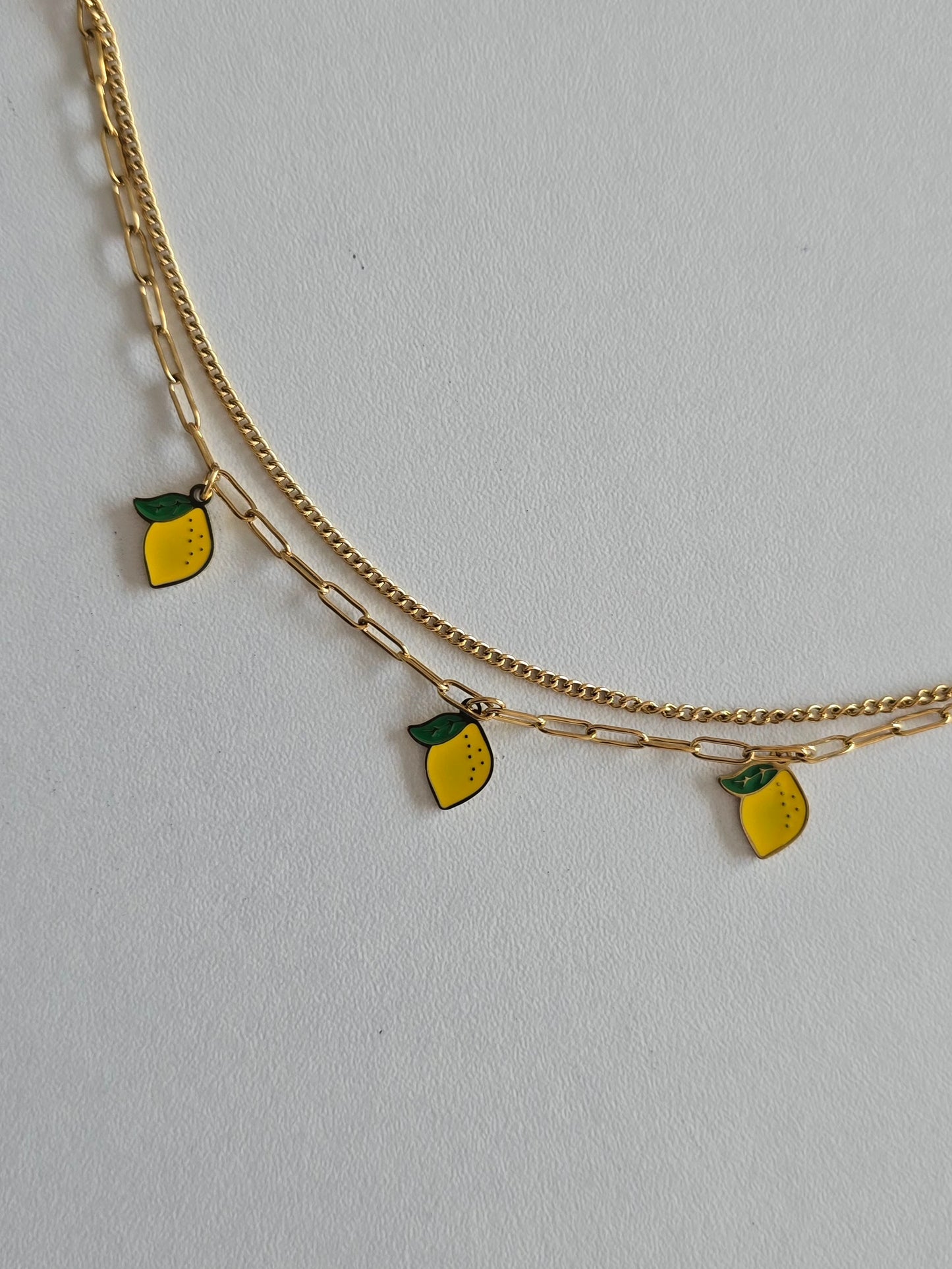 bracelet de cheville en acier inoxydable doré avec charms citron jaunes.