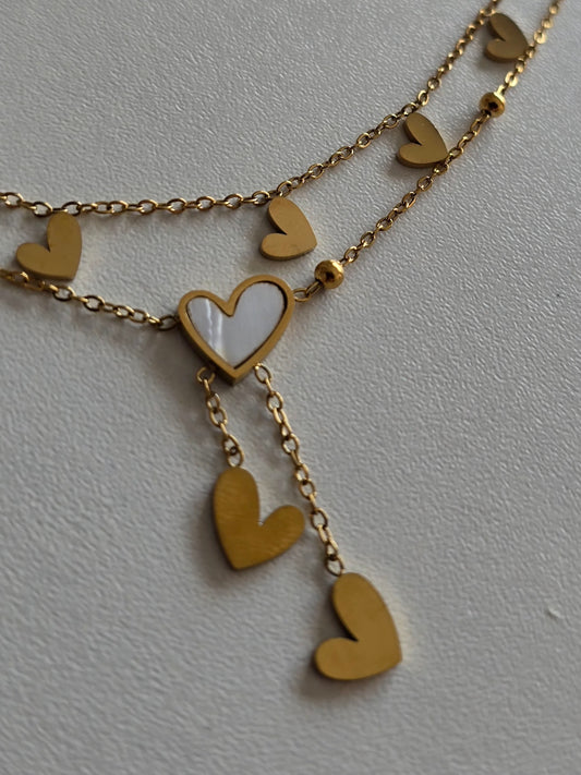 chevillier élégante double chaîne dorée avec coeur blanc irisé et pendentifs coeurs