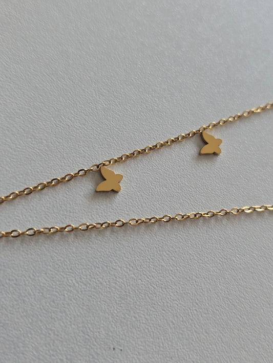 bijou de cheville double chaîne dorée orné de papillons dorés et blanc