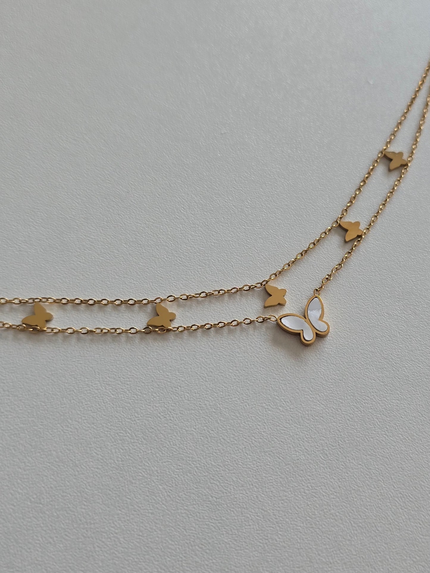 bracelet de cheville doré double chaîne avec papillons