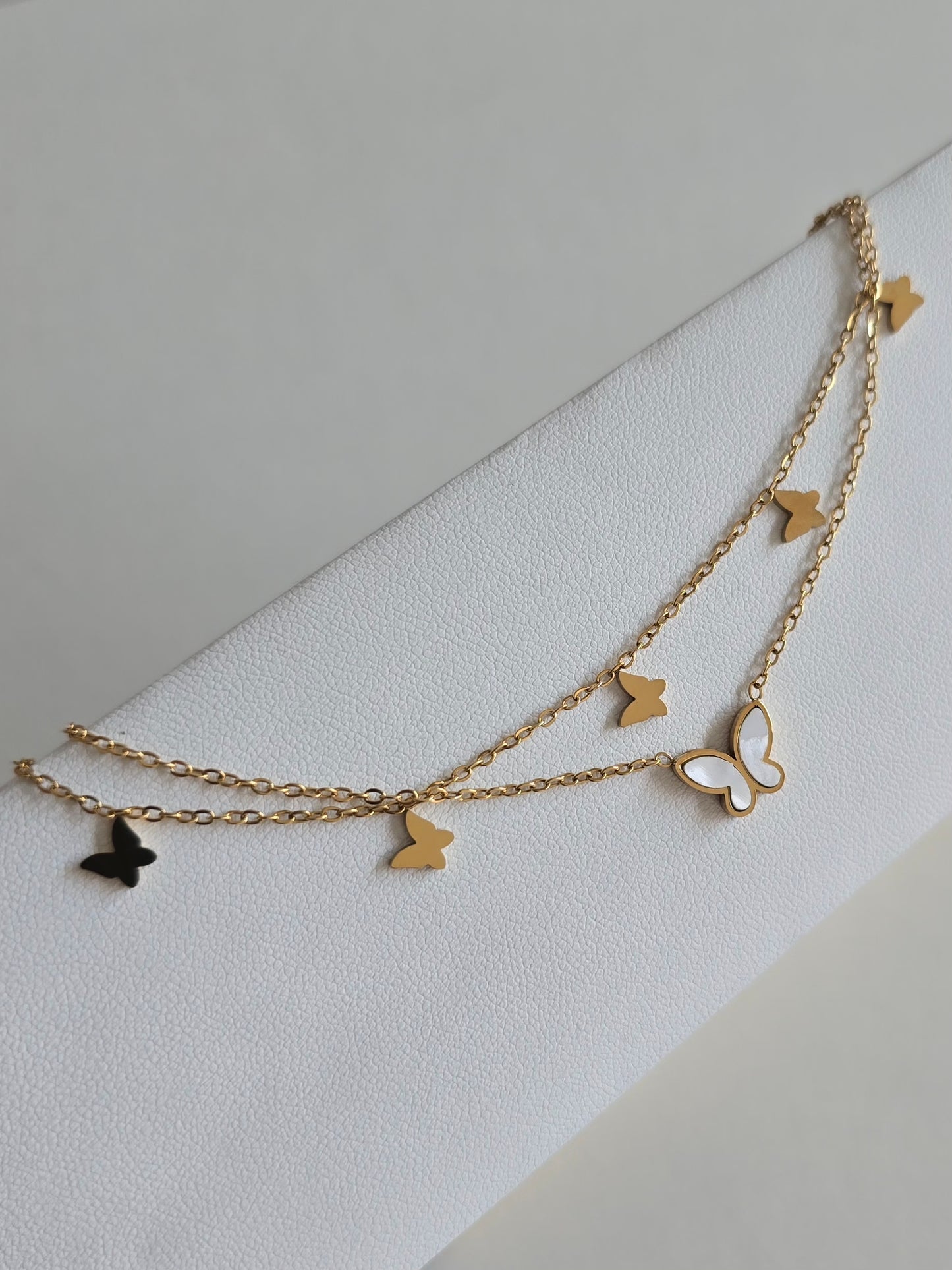 bracelet de cheville romantique Elysia avec papillons dorés et pendentif blanc