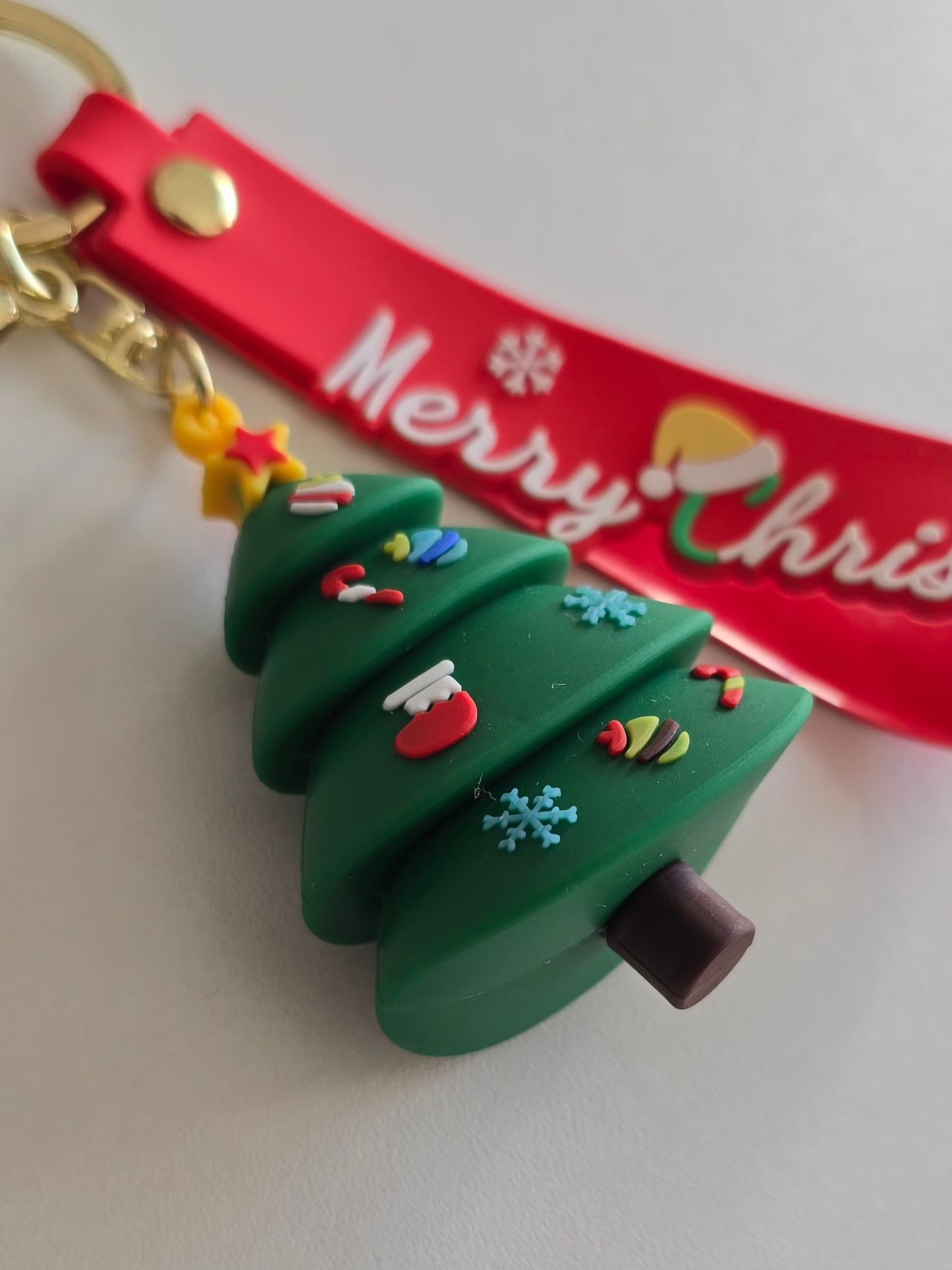 détail du sapin décoratif ennemi porte-clés Merry avec guirlandes colorées