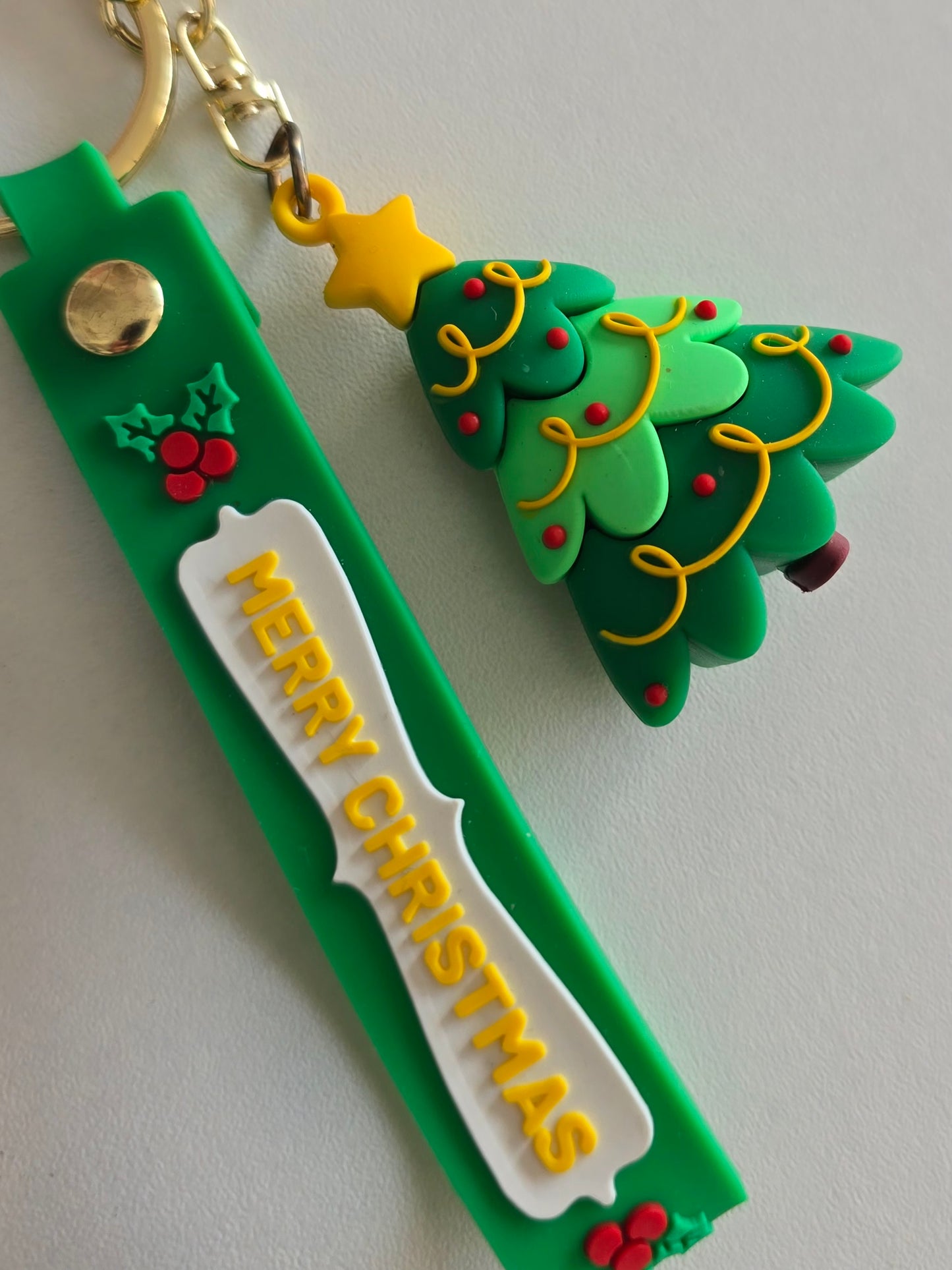 détail du sapin de noël porte-clés Holly avec boules rouges et guirlande