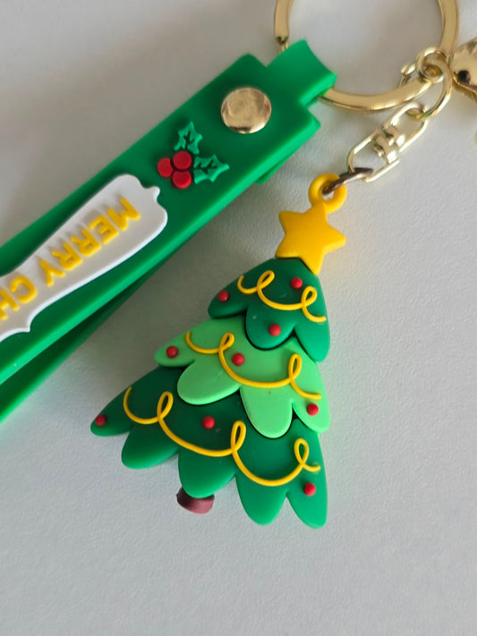 sapin de noël décoré en porte-clés avec étoile jaune et guirlandes