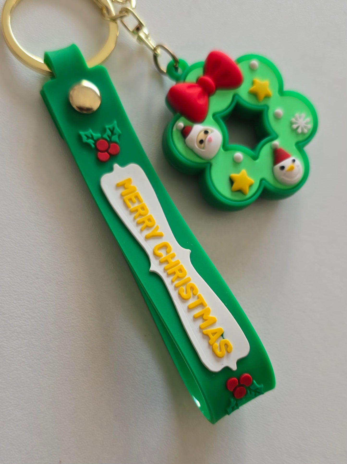 couronne de Noël en porte-clés avec Père Noël et bonhomme de neige
