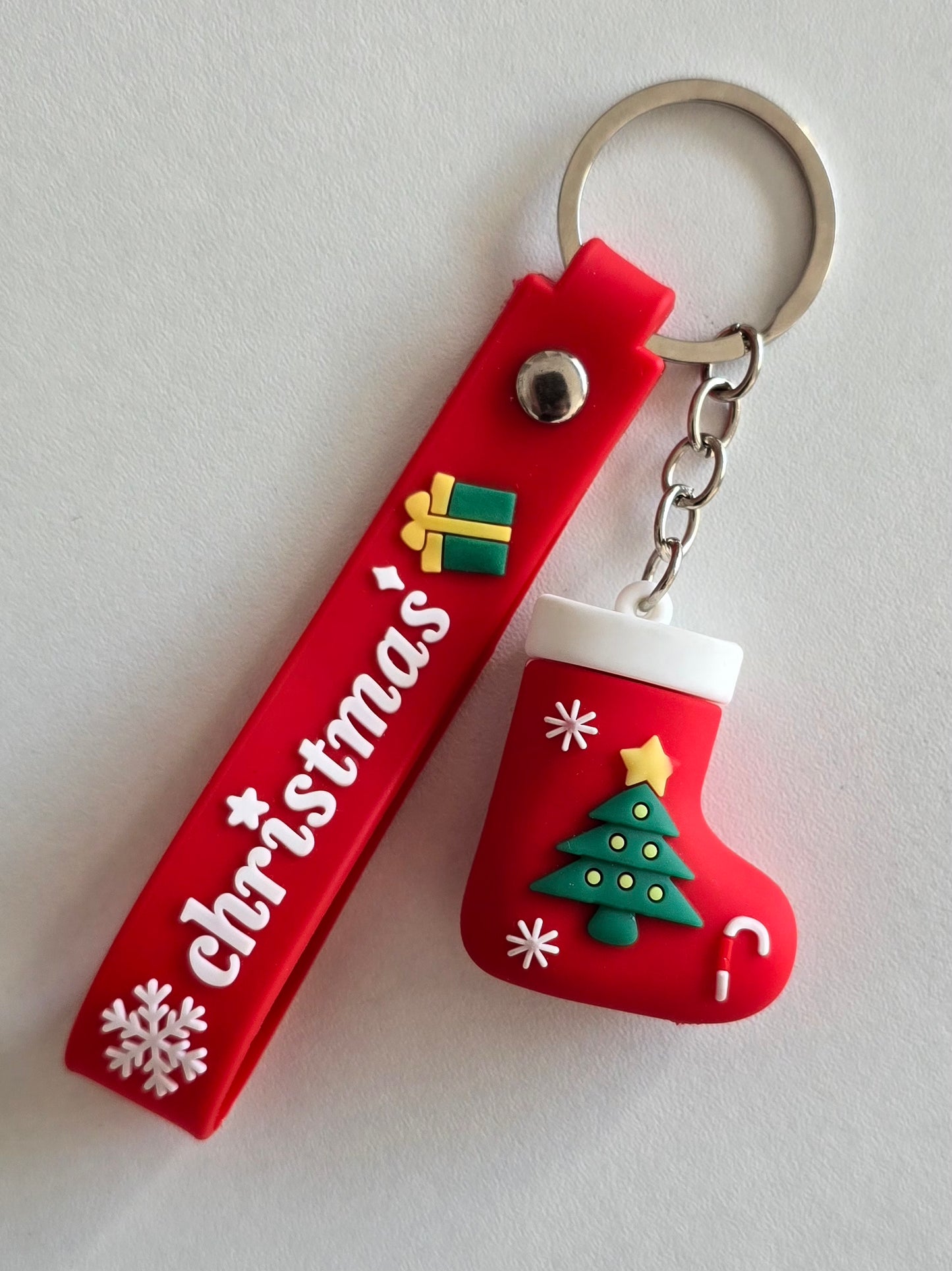 Porte-clés Jolly de Noël avec sangle rouge décorée et chaussette sapin