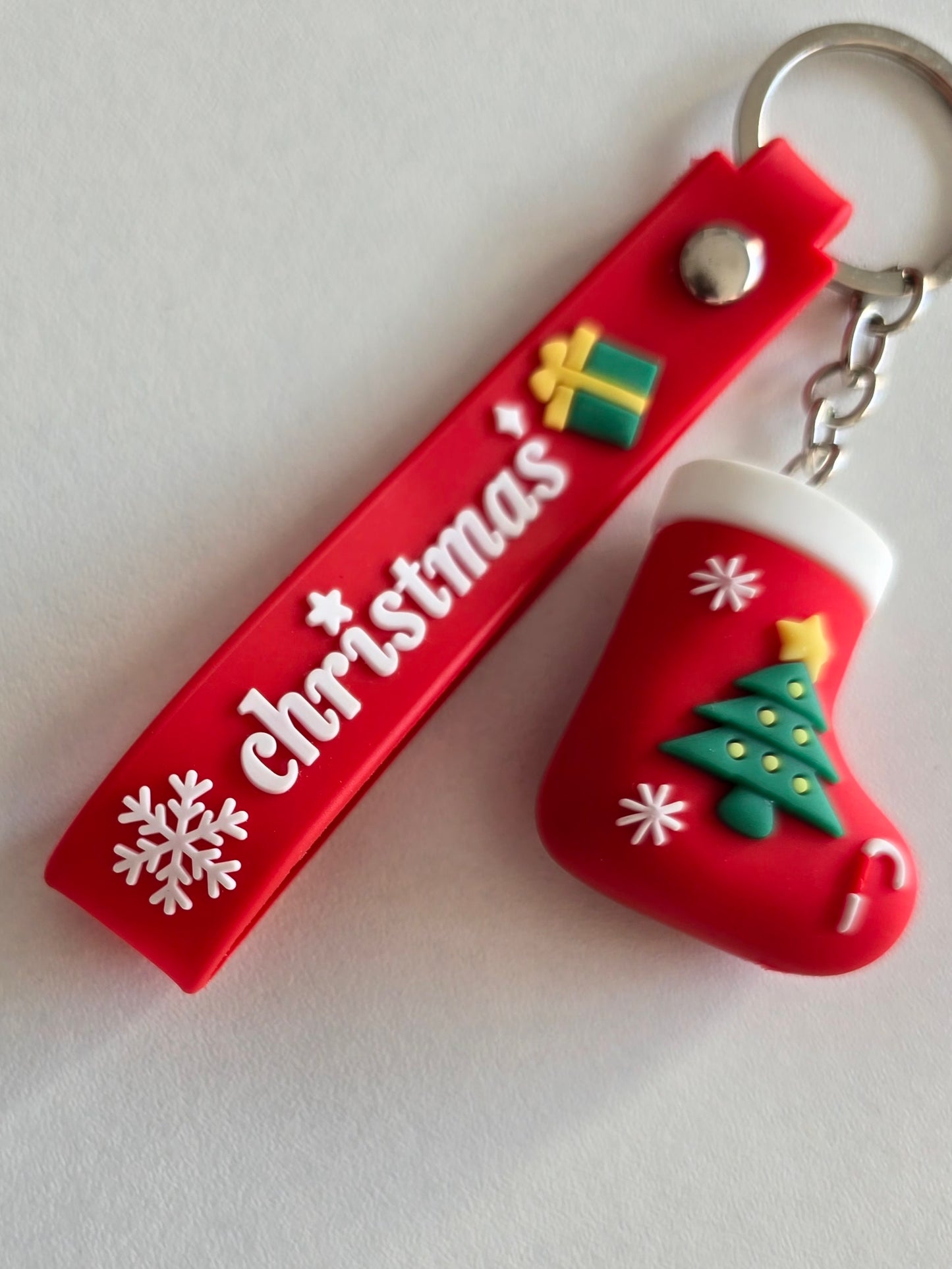 Détail du porte-clés Jolly, sangle rouge avec inscription Christmas et flocons